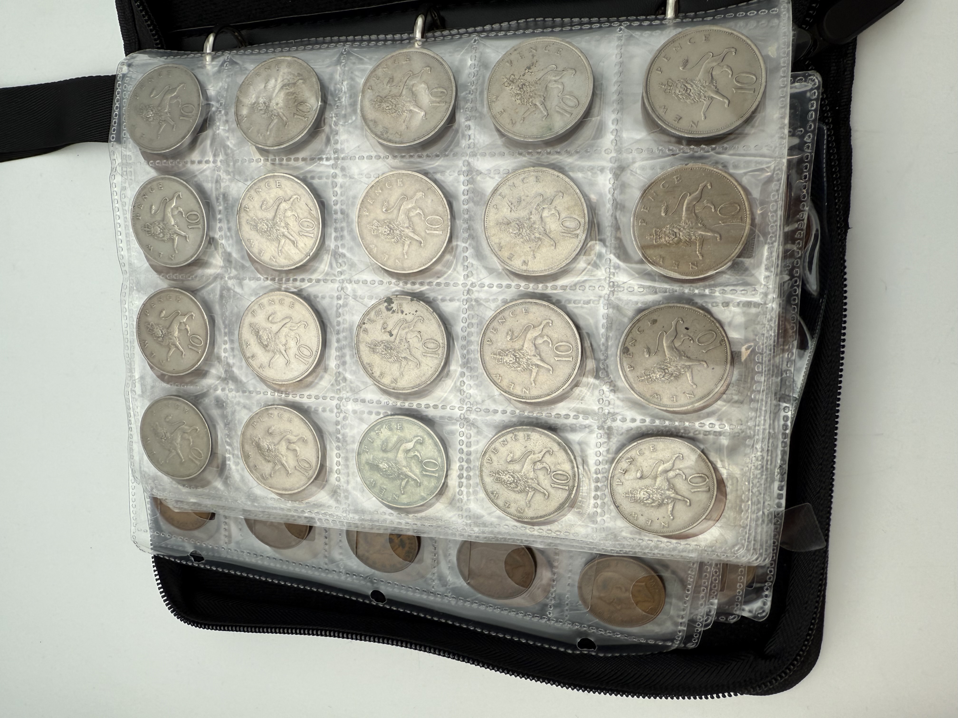 England / Great Britain - A collection of several hundred coins arranged in a special coin album, various ... - 1 33