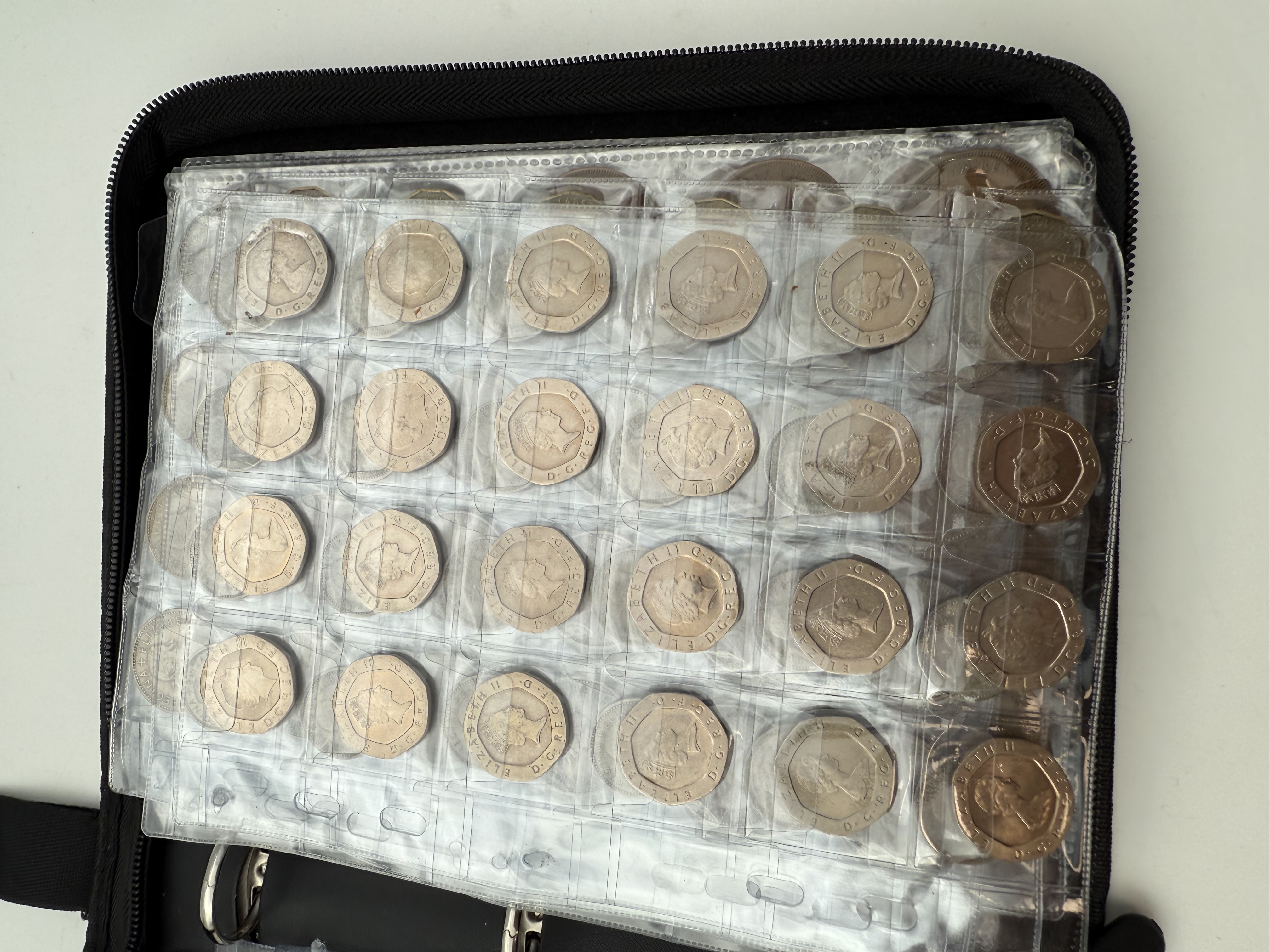 England / Great Britain - A collection of several hundred coins arranged in a special coin album, various ... - 1 36