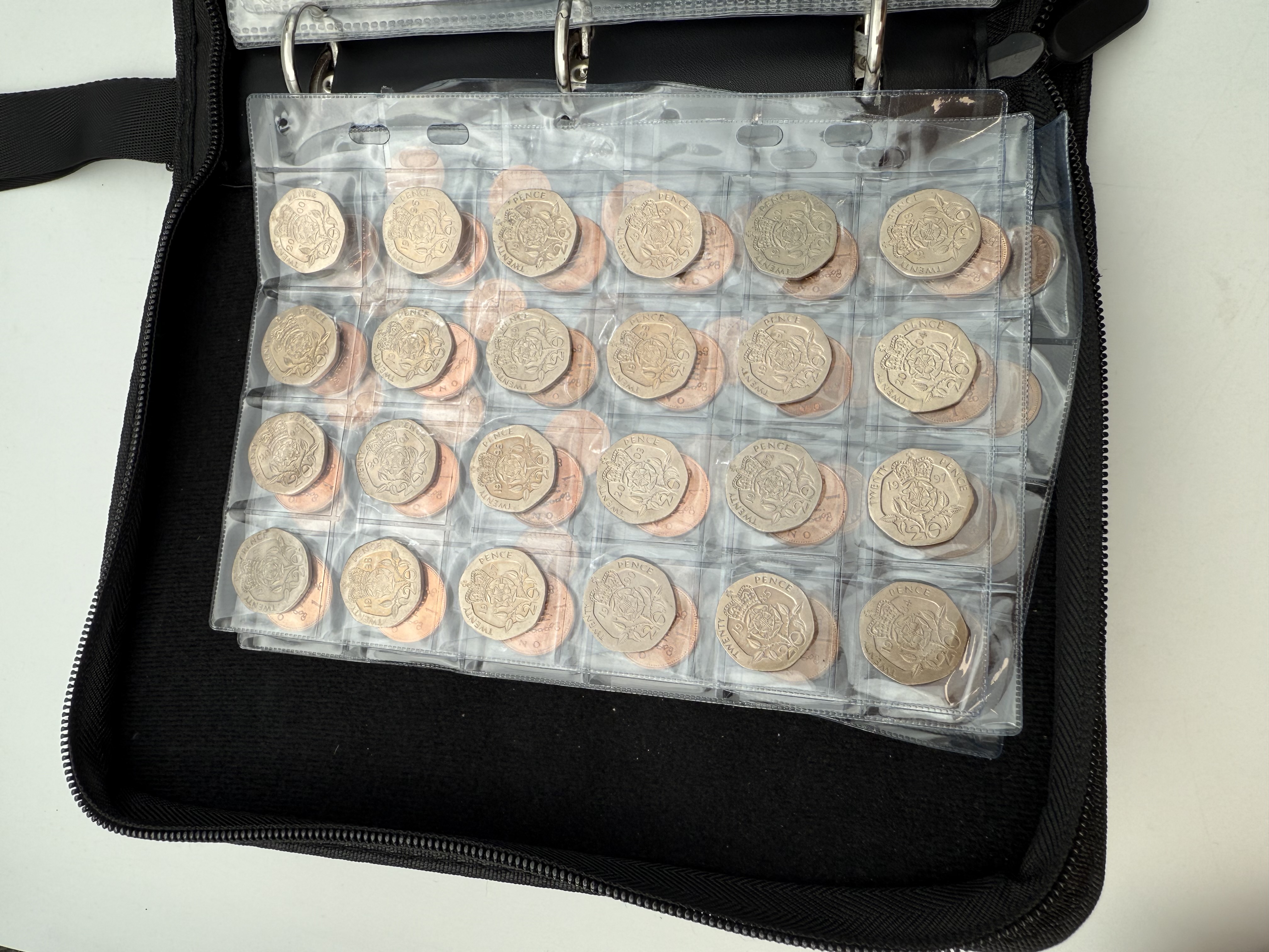 England / Great Britain - A collection of several hundred coins arranged in a special coin album, various ... - 1 37