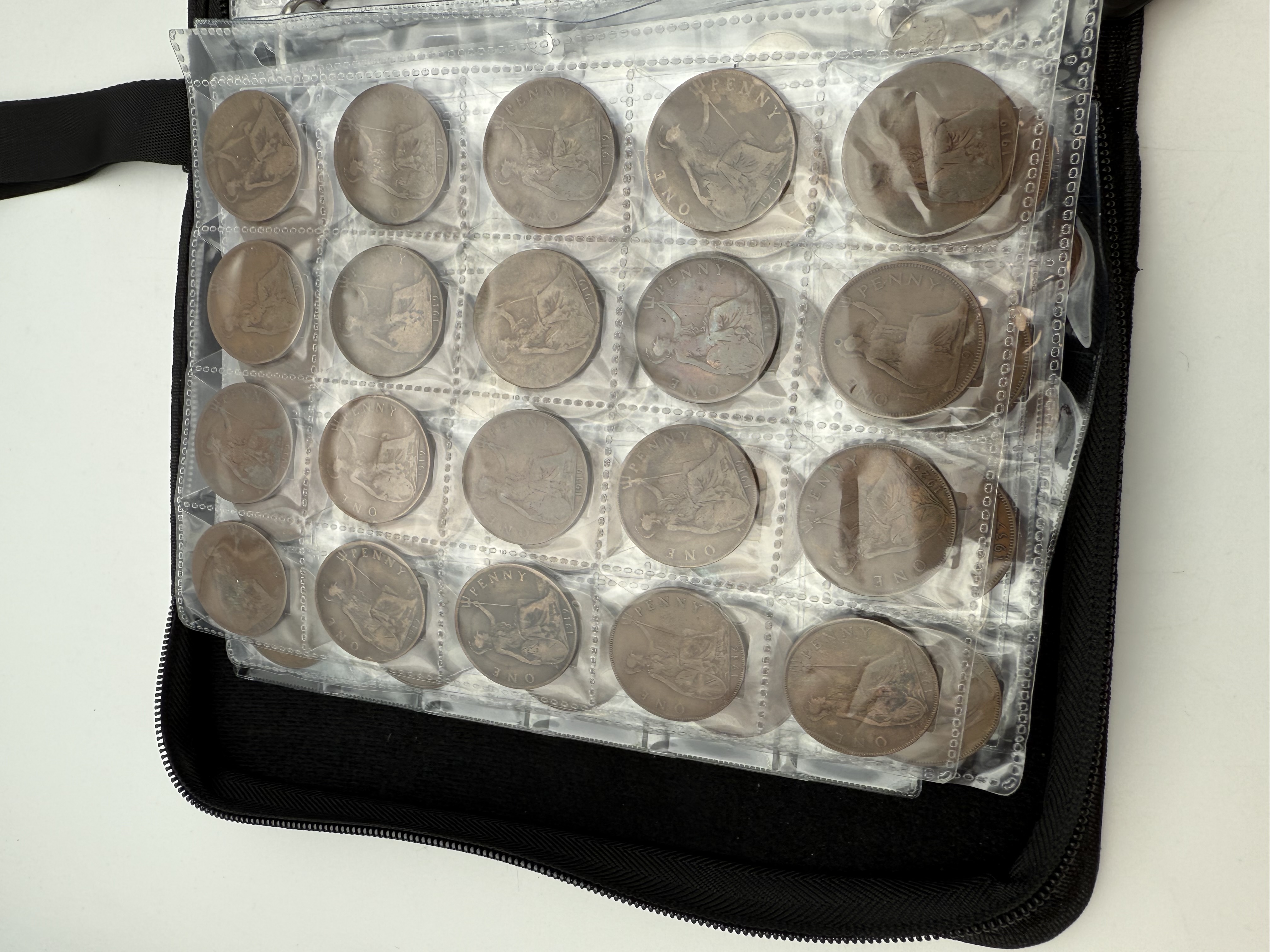 England / Great Britain - A collection of several hundred coins arranged in a special coin album, various ... - 1 16