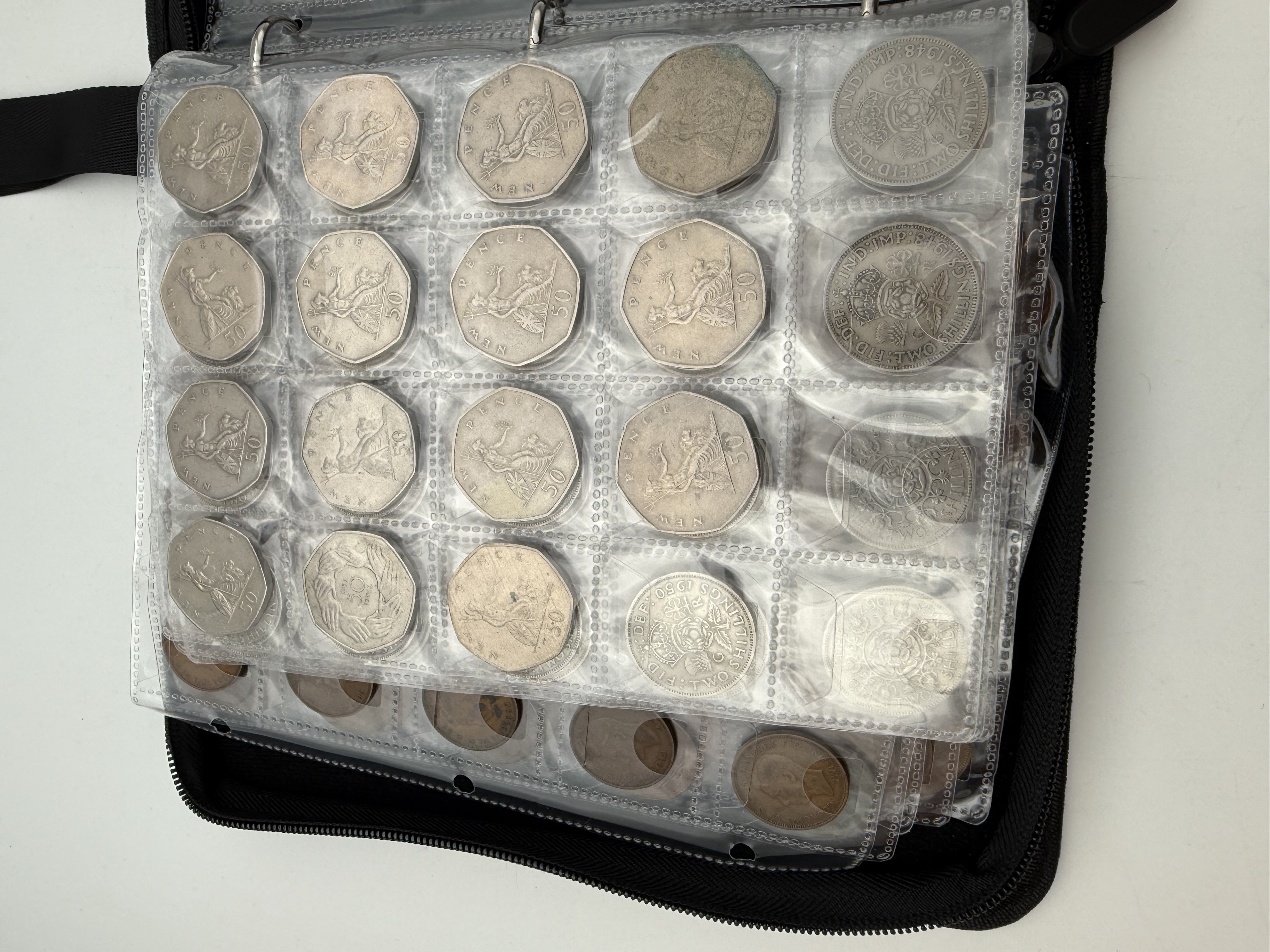 England / Great Britain - A collection of several hundred coins arranged in a special coin album, various ... - 1 29