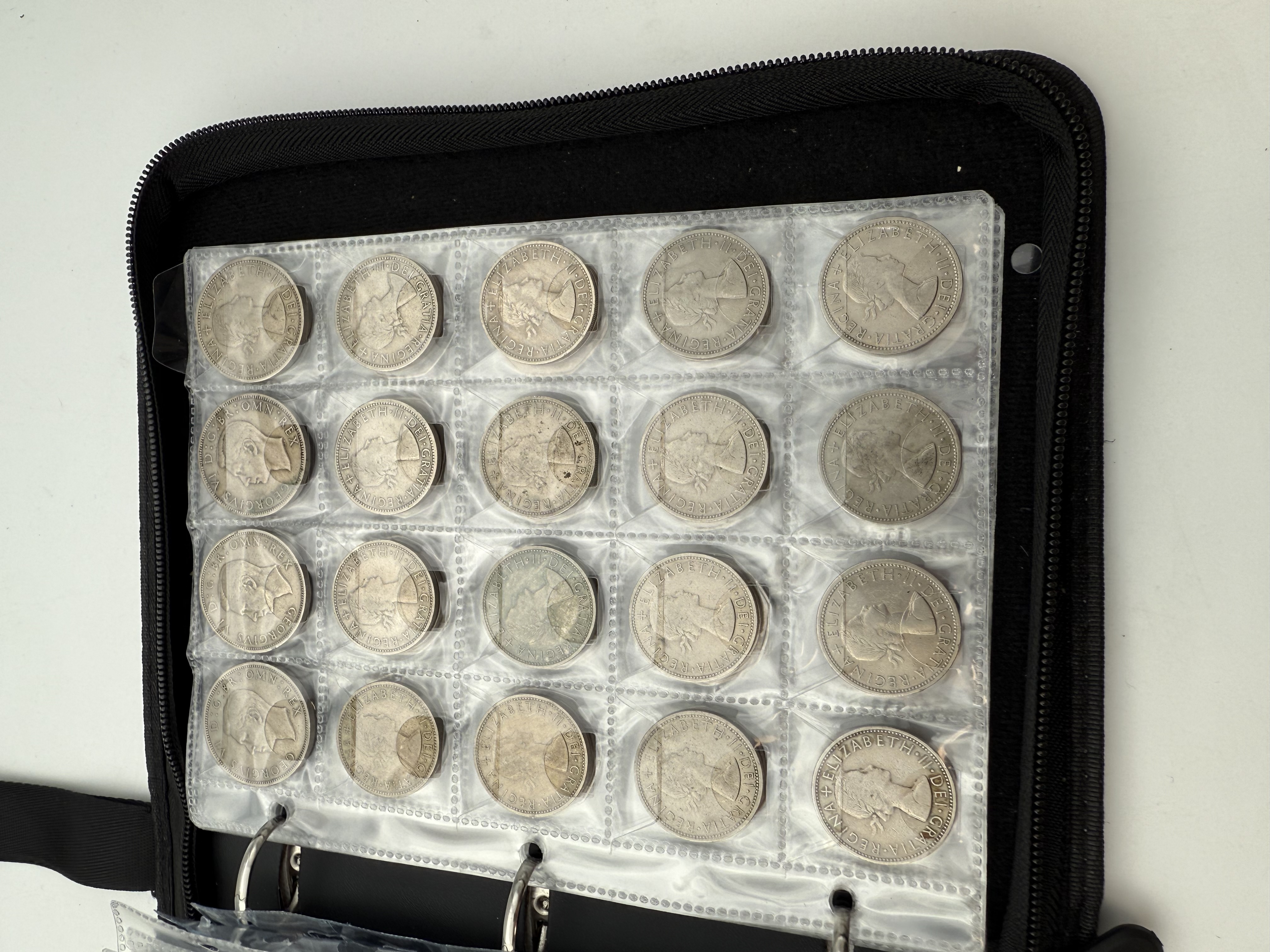 England / Great Britain - A collection of several hundred coins arranged in a special coin album, various ... - 1 24