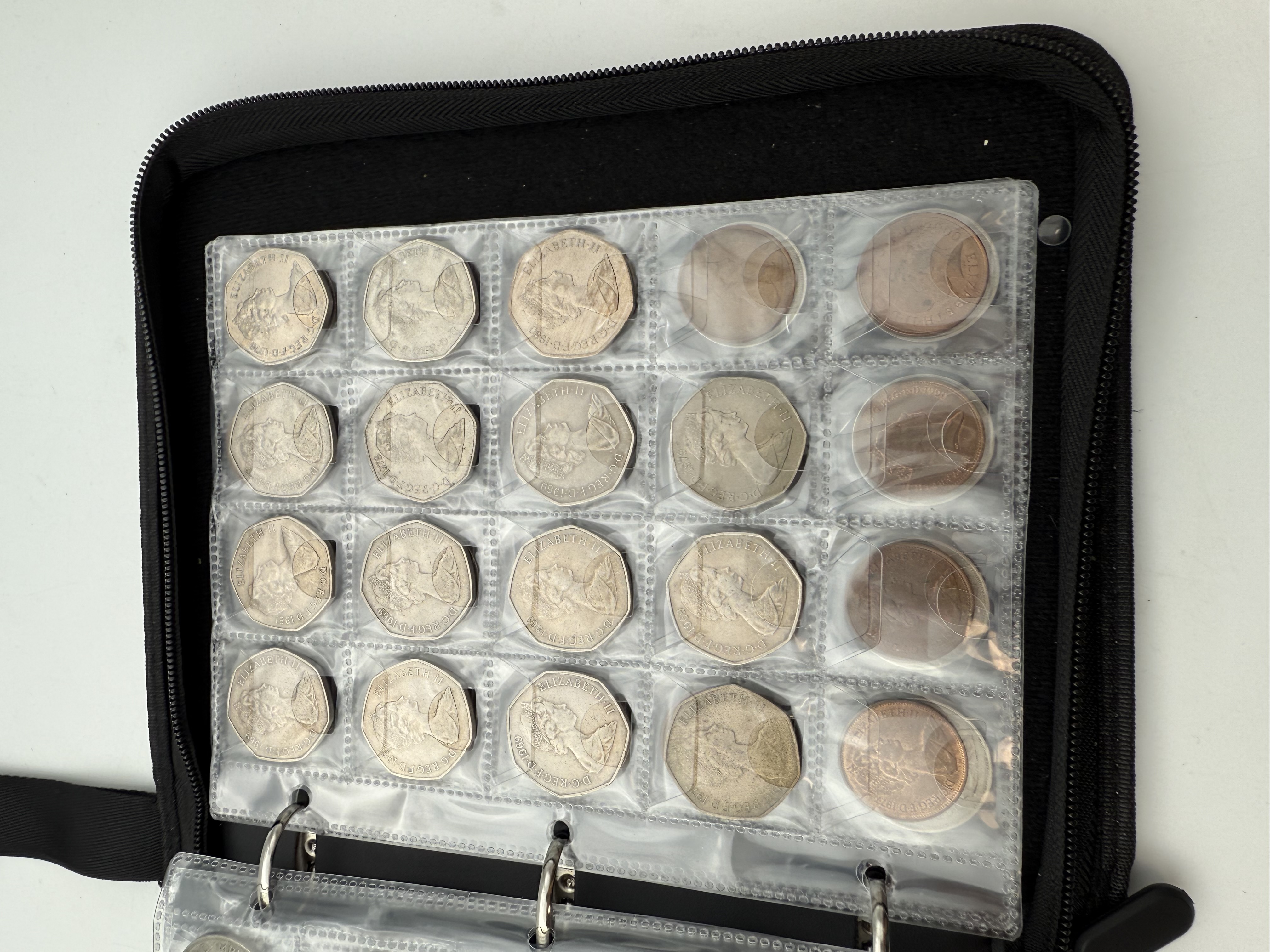 England / Great Britain - A collection of several hundred coins arranged in a special coin album, various ... - 1 28