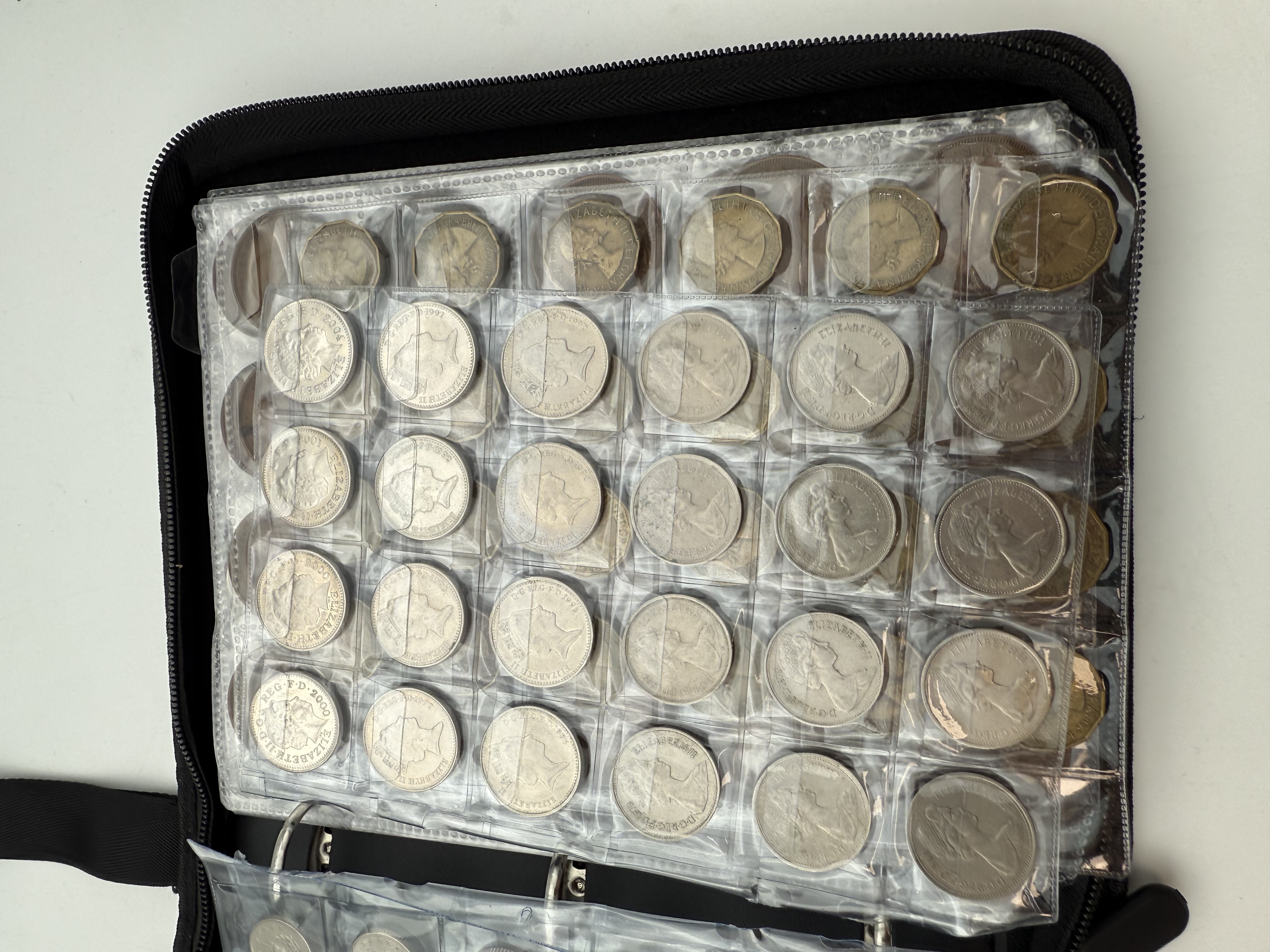 England / Great Britain - A collection of several hundred coins arranged in a special coin album, various ... - 1 8