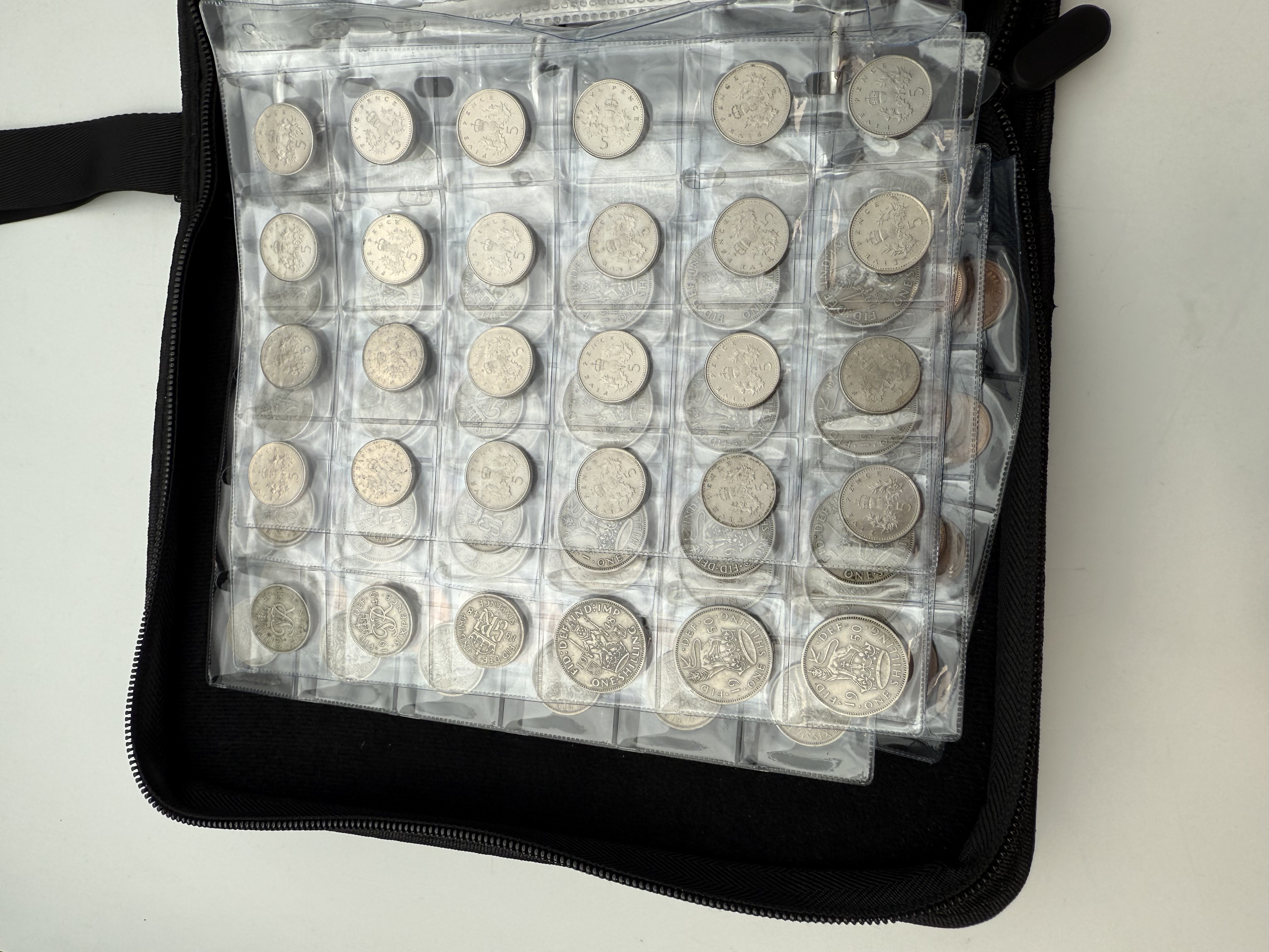 England / Great Britain - A collection of several hundred coins arranged in a special coin album, various ... - 1 7