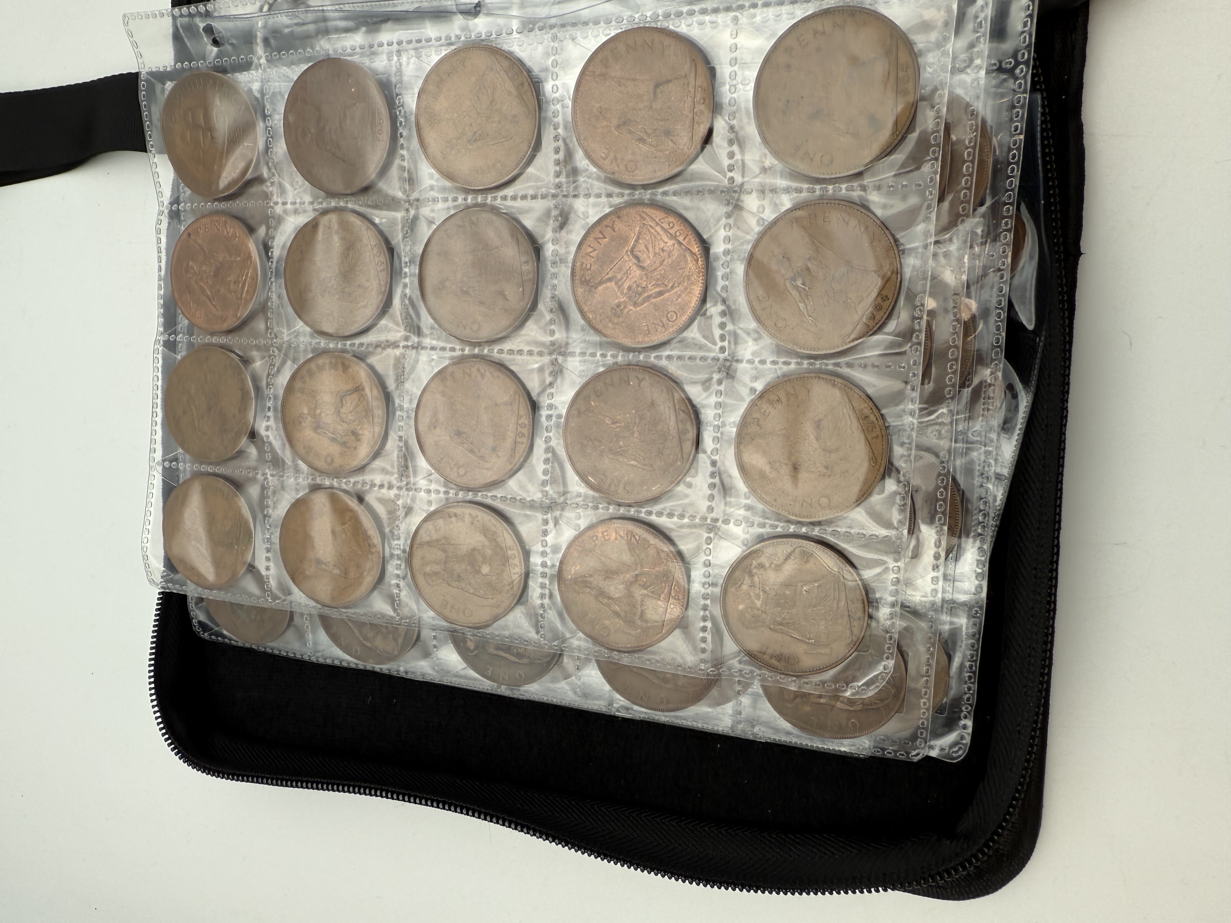 England / Great Britain - A collection of several hundred coins arranged in a special coin album, various ... - 1 18