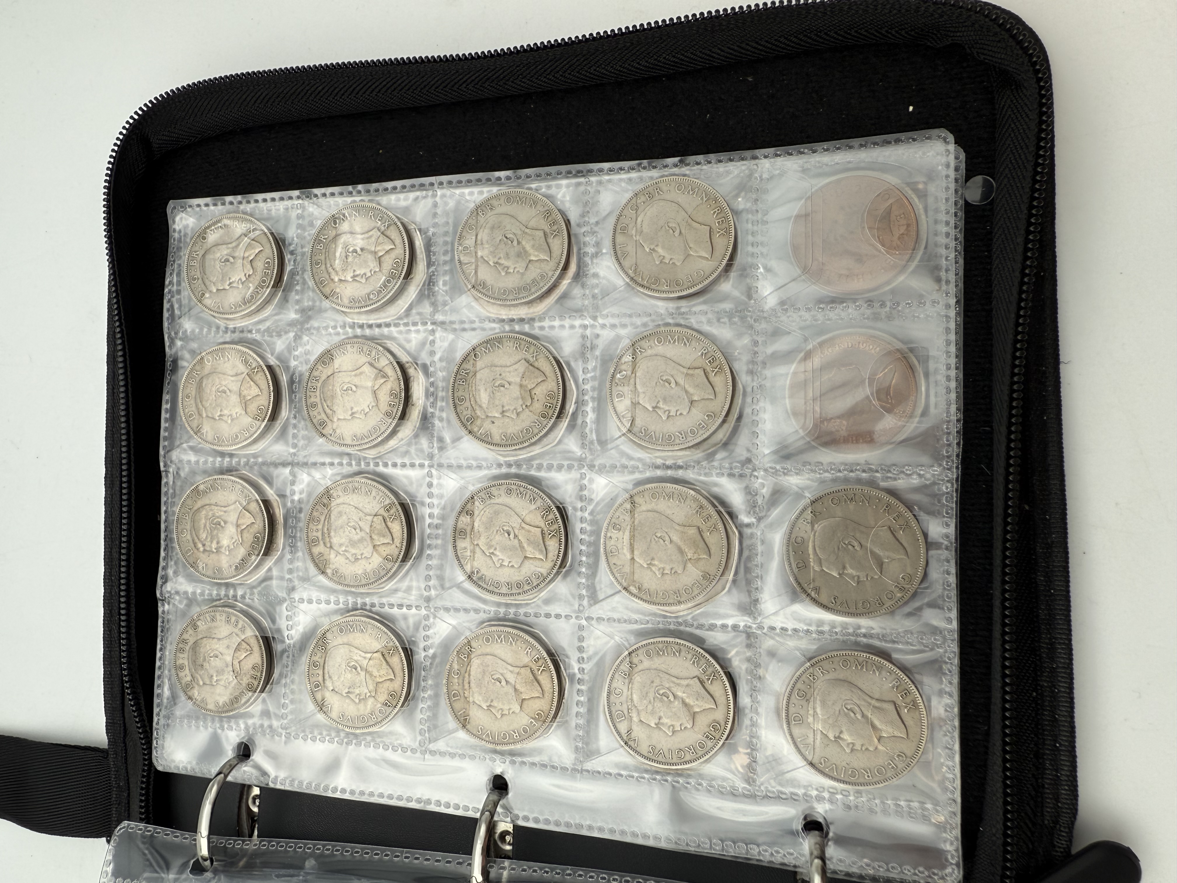 England / Great Britain - A collection of several hundred coins arranged in a special coin album, various ... - 1 26