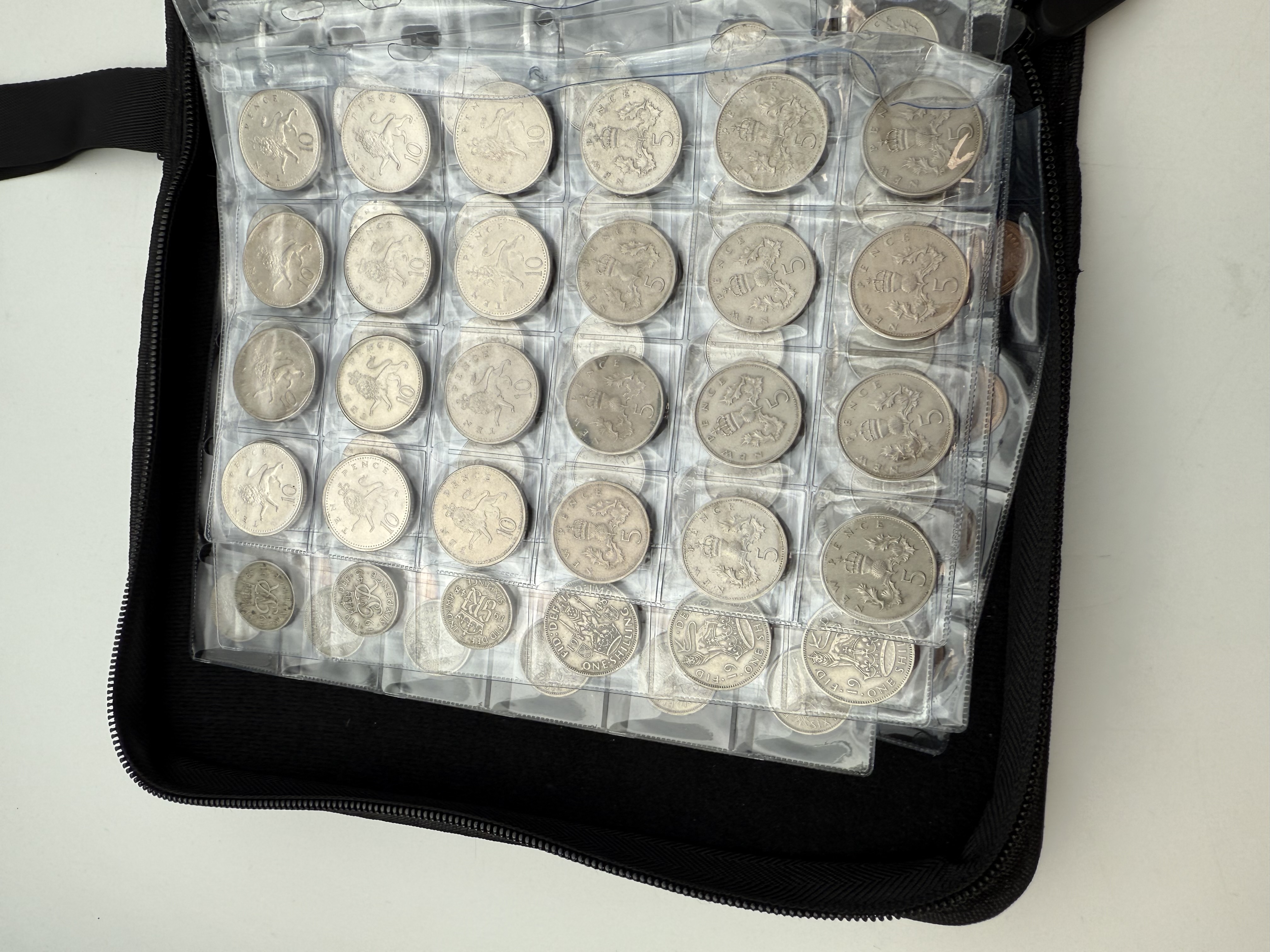 England / Great Britain - A collection of several hundred coins arranged in a special coin album, various ... - 1 9