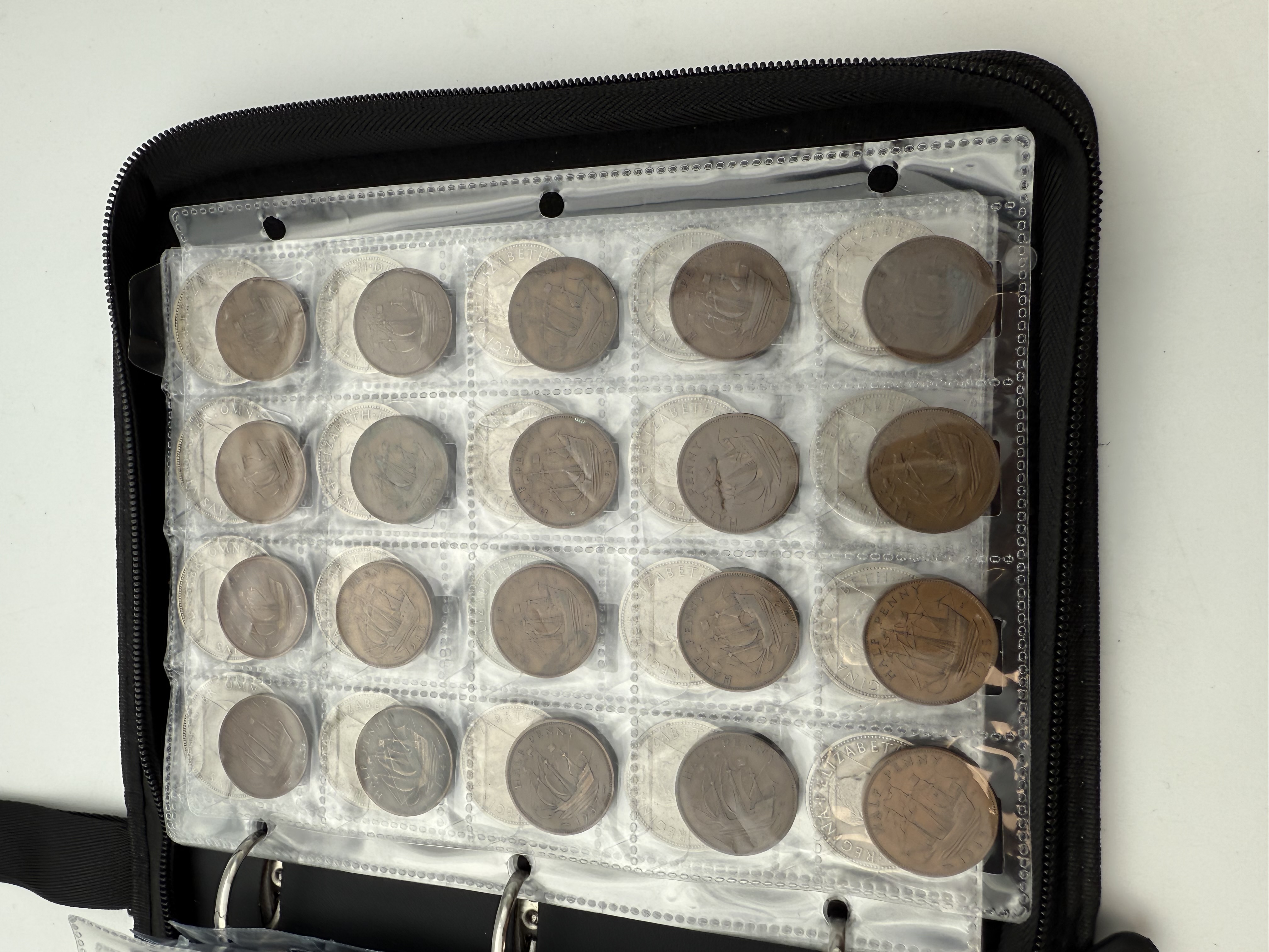 England / Great Britain - A collection of several hundred coins arranged in a special coin album, various ... - 1 21