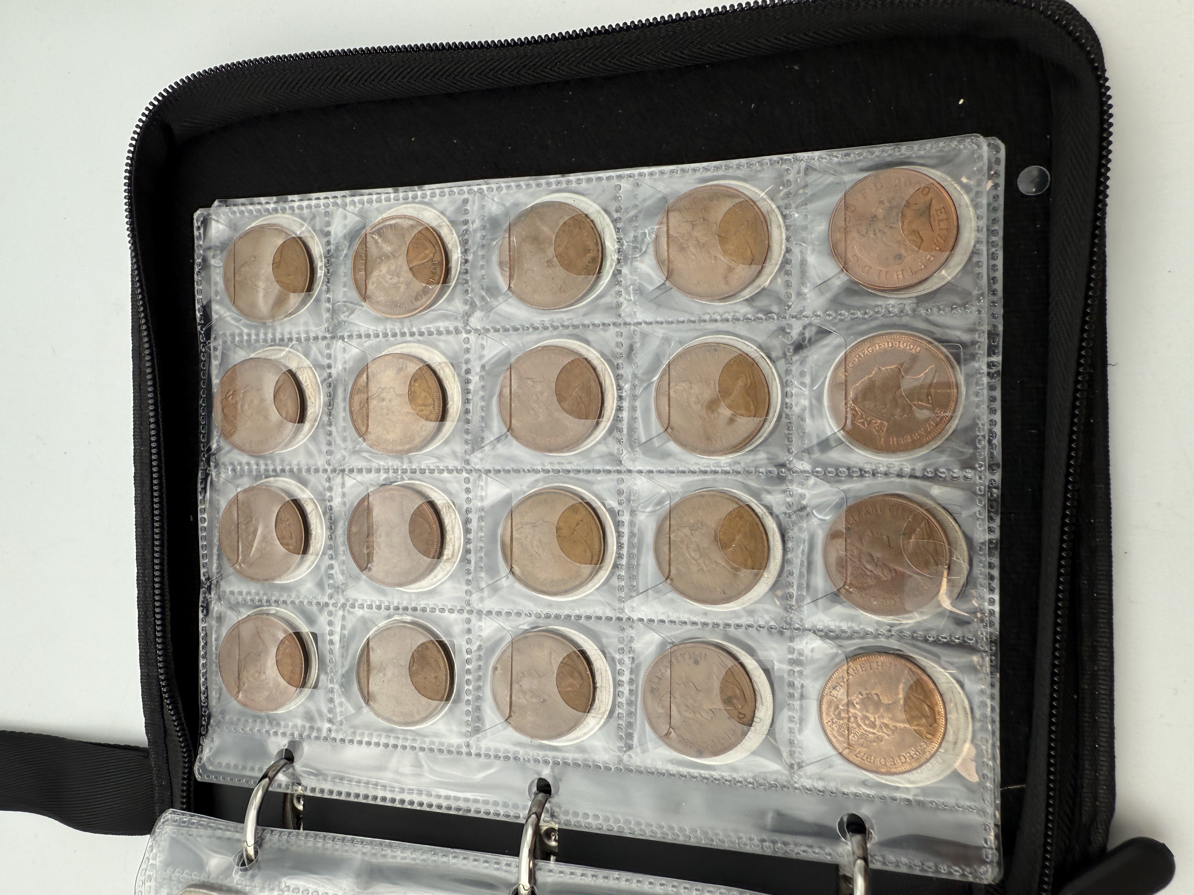 England / Great Britain - A collection of several hundred coins arranged in a special coin album, various ... - 1 30