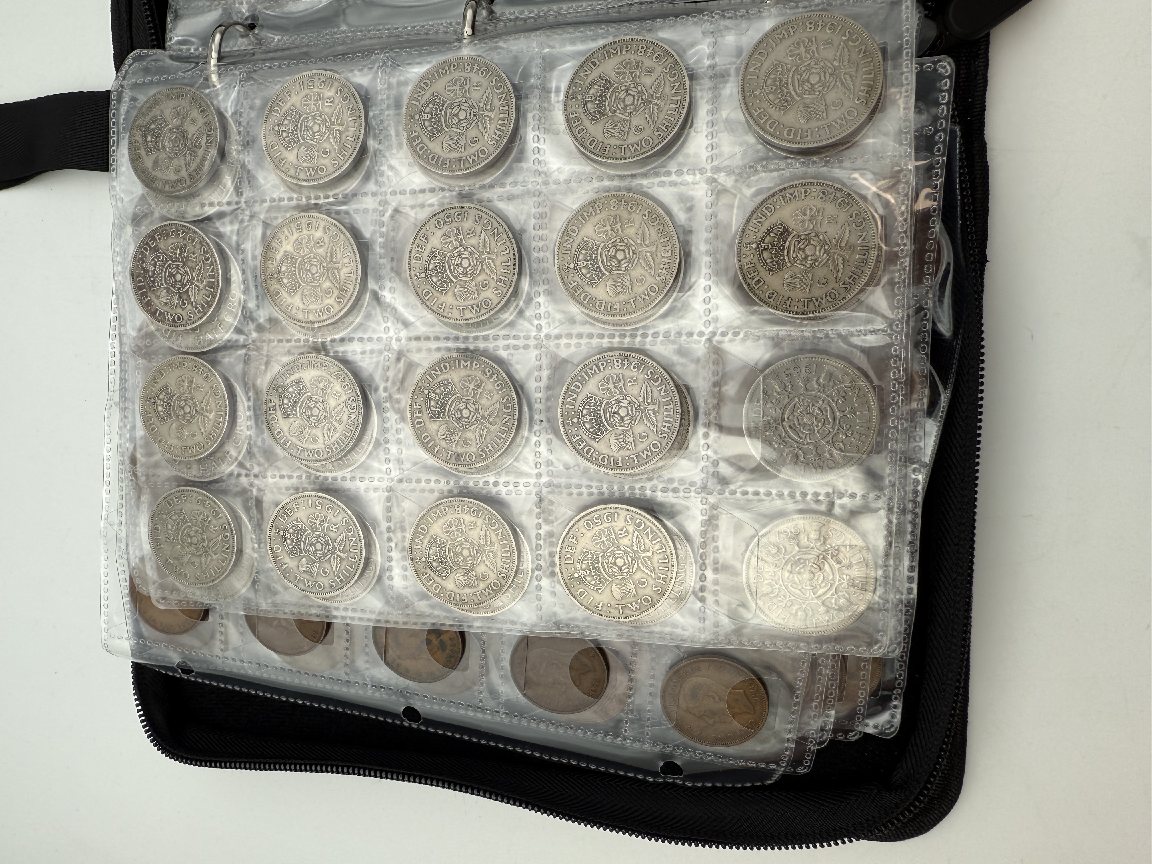 England / Great Britain - A collection of several hundred coins arranged in a special coin album, various ... - 1 27