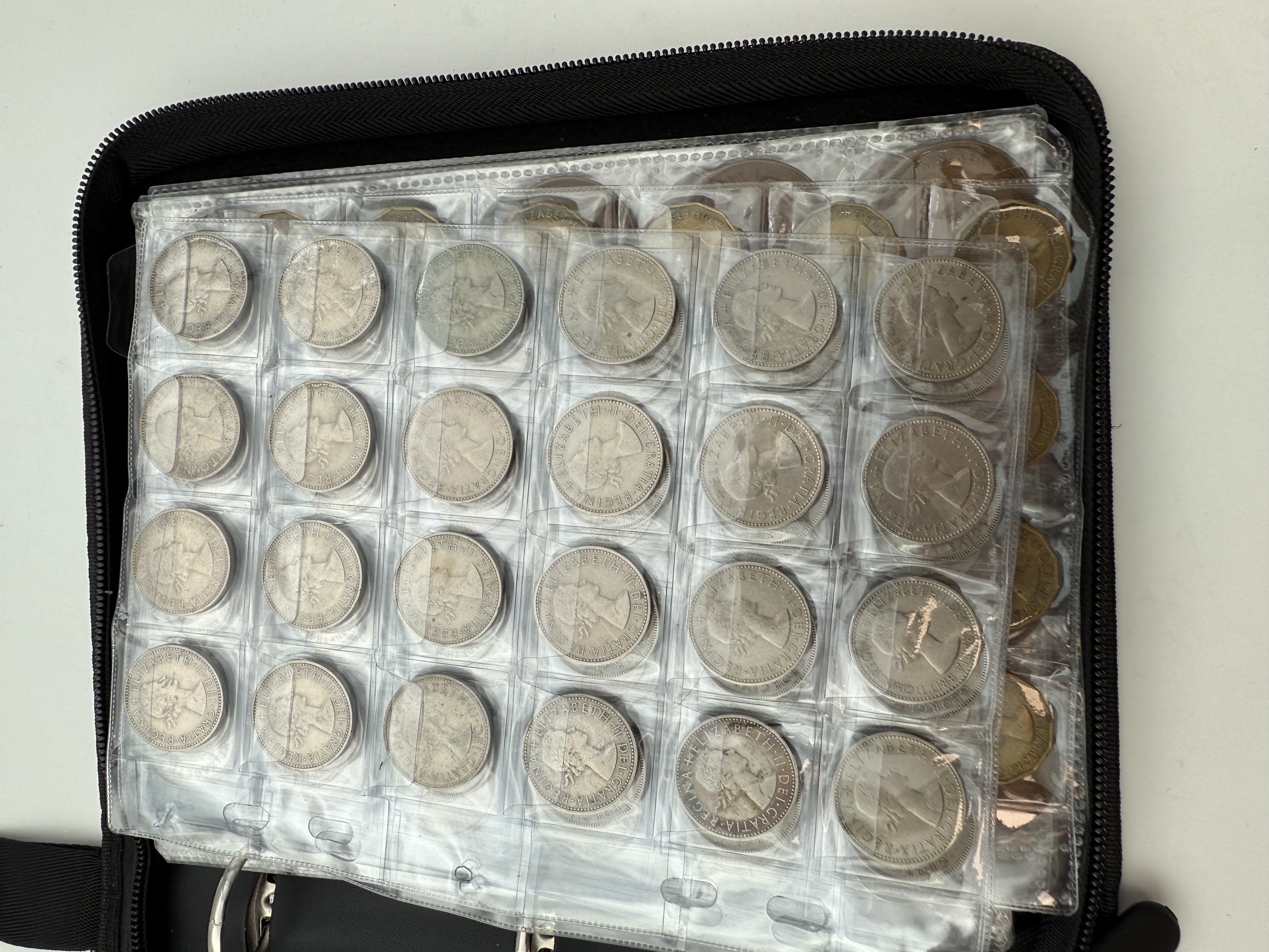 England / Great Britain - A collection of several hundred coins arranged in a special coin album, various ... - 1 2