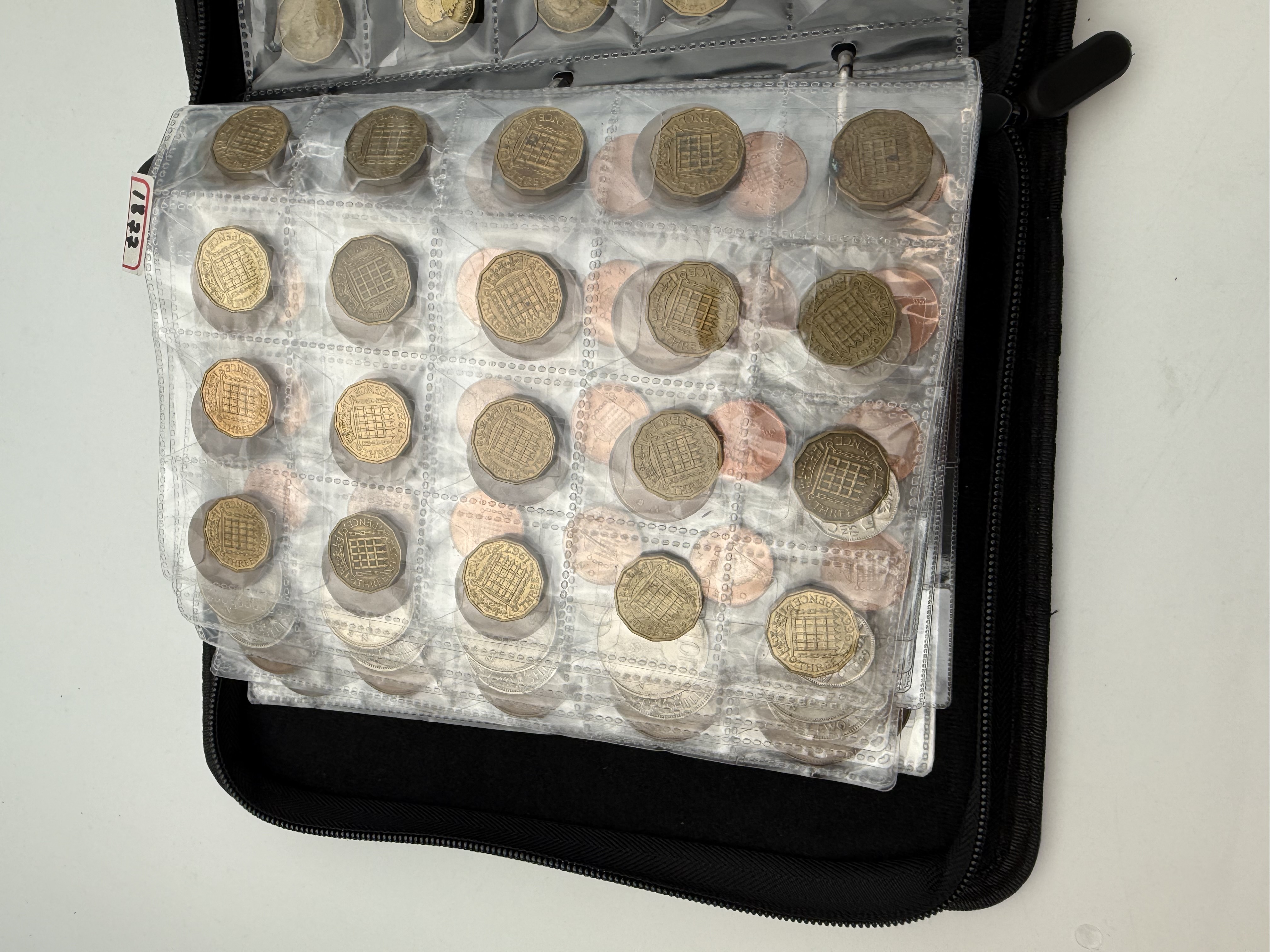England / Great Britain - A collection of several hundred coins arranged in a special coin album, various ... - 1 33