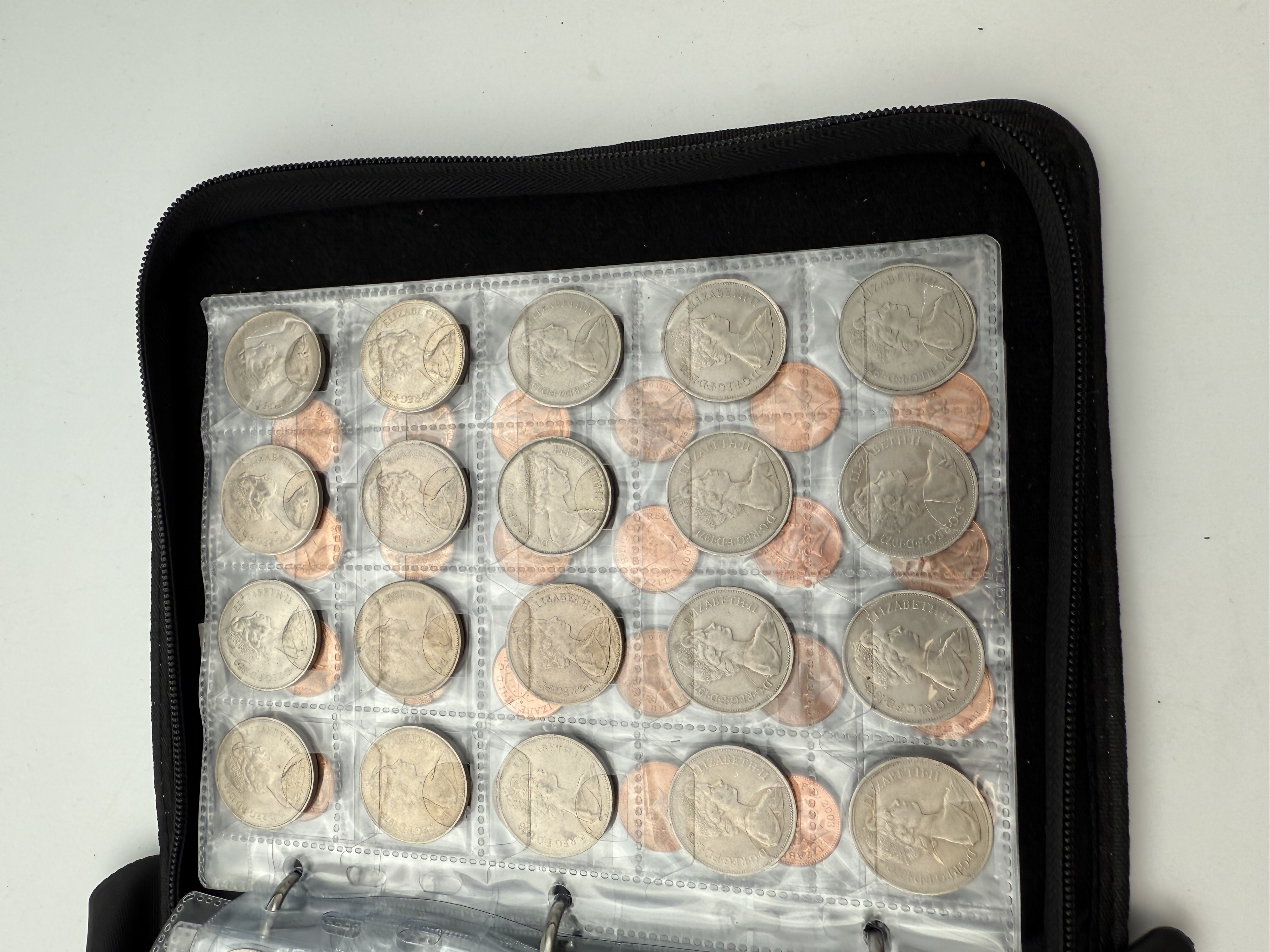 England / Great Britain - A collection of several hundred coins arranged in a special coin album, various ... - 1 25