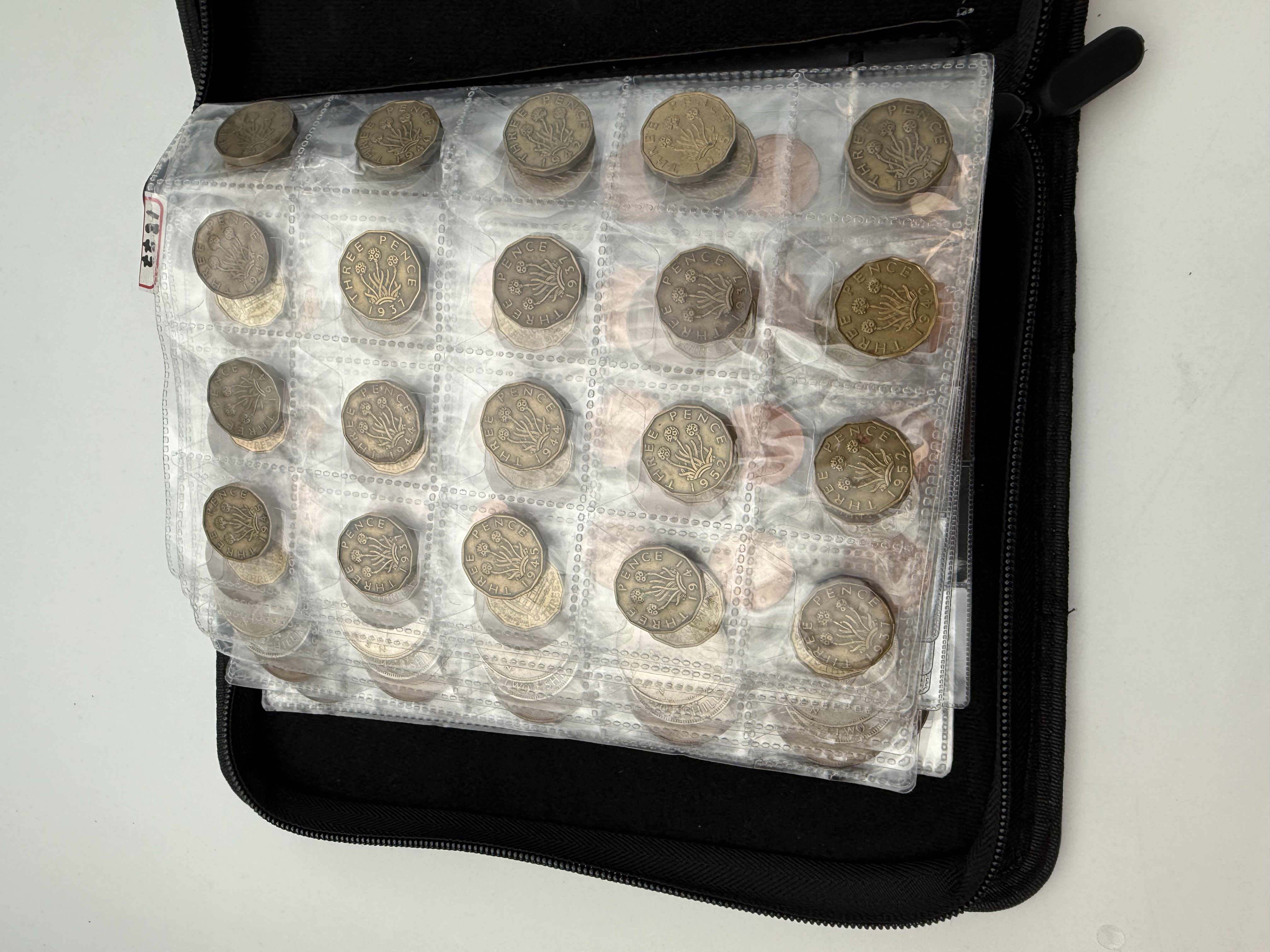 England / Great Britain - A collection of several hundred coins arranged in a special coin album, various ... - 1 35