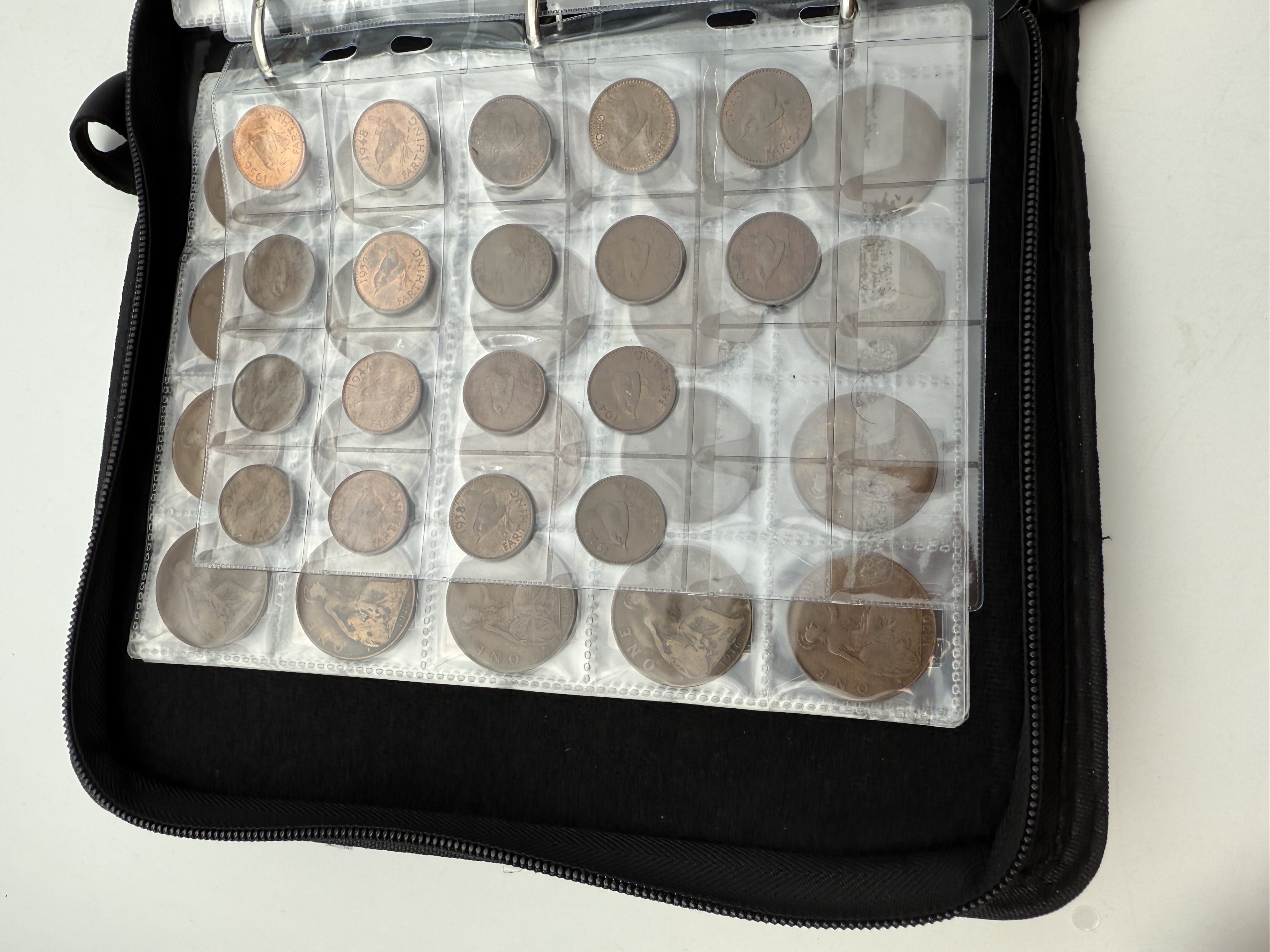 England / Great Britain - A collection of several hundred coins arranged in a special coin album, various ... - 1 4