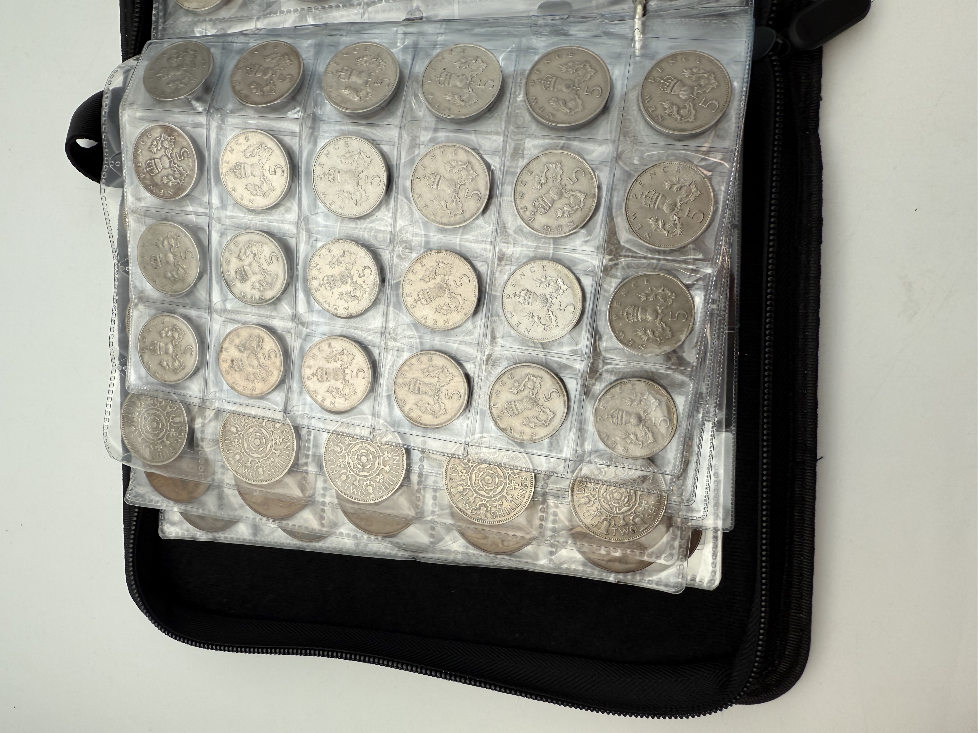 England / Great Britain - A collection of several hundred coins arranged in a special coin album, various ... - 1 24