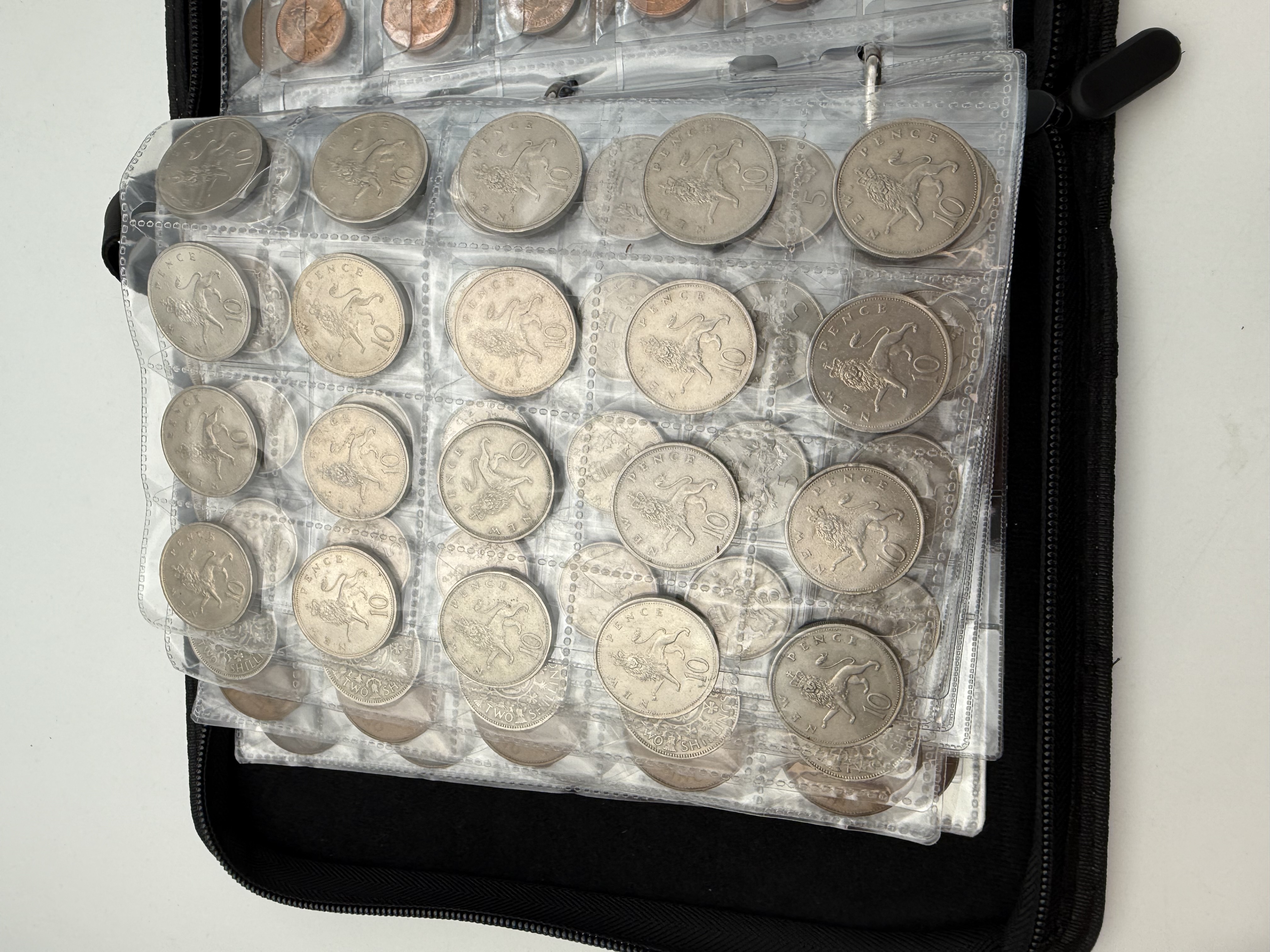 England / Great Britain - A collection of several hundred coins arranged in a special coin album, various ... - 1 26