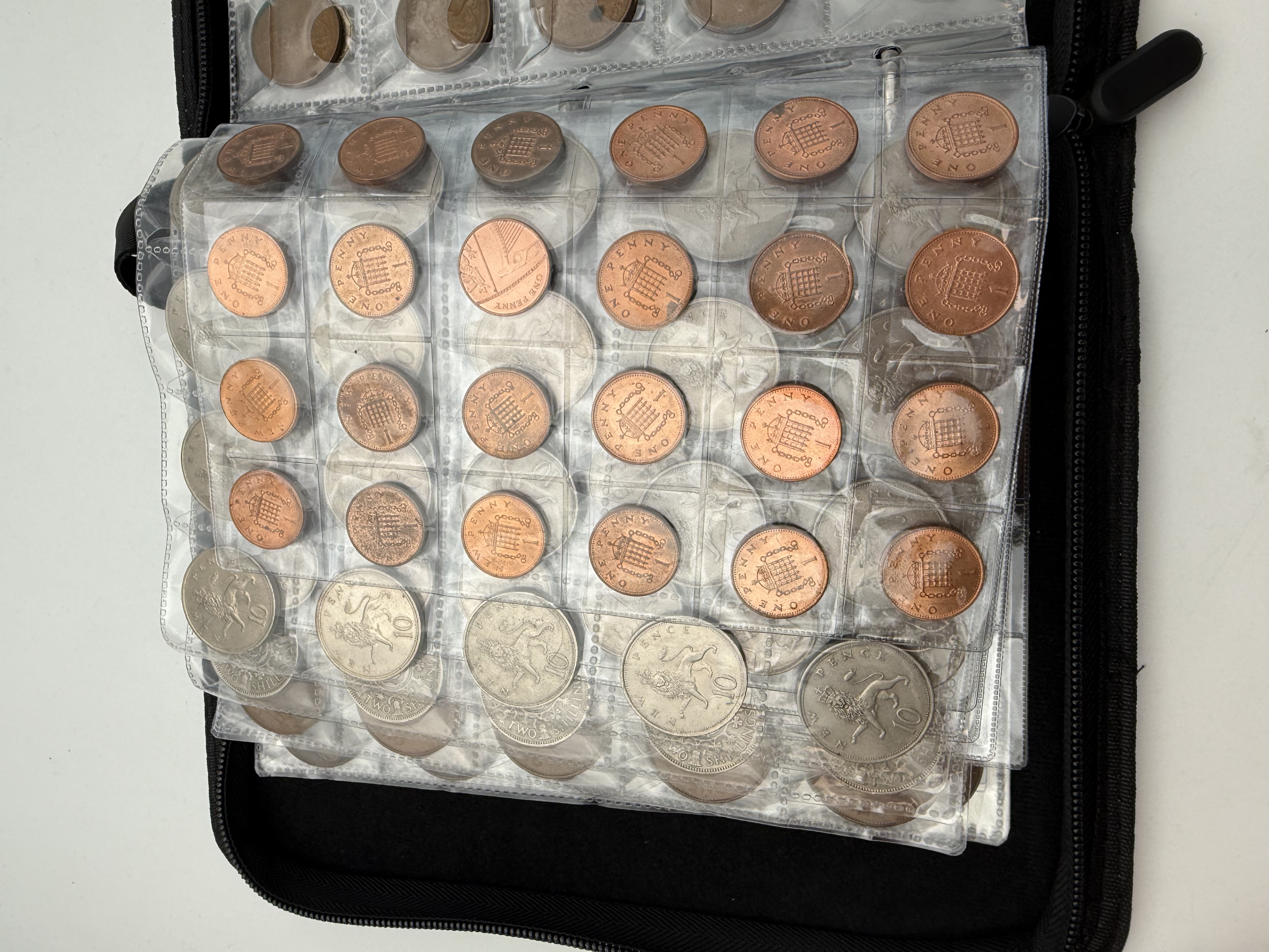 England / Great Britain - A collection of several hundred coins arranged in a special coin album, various ... - 1 28