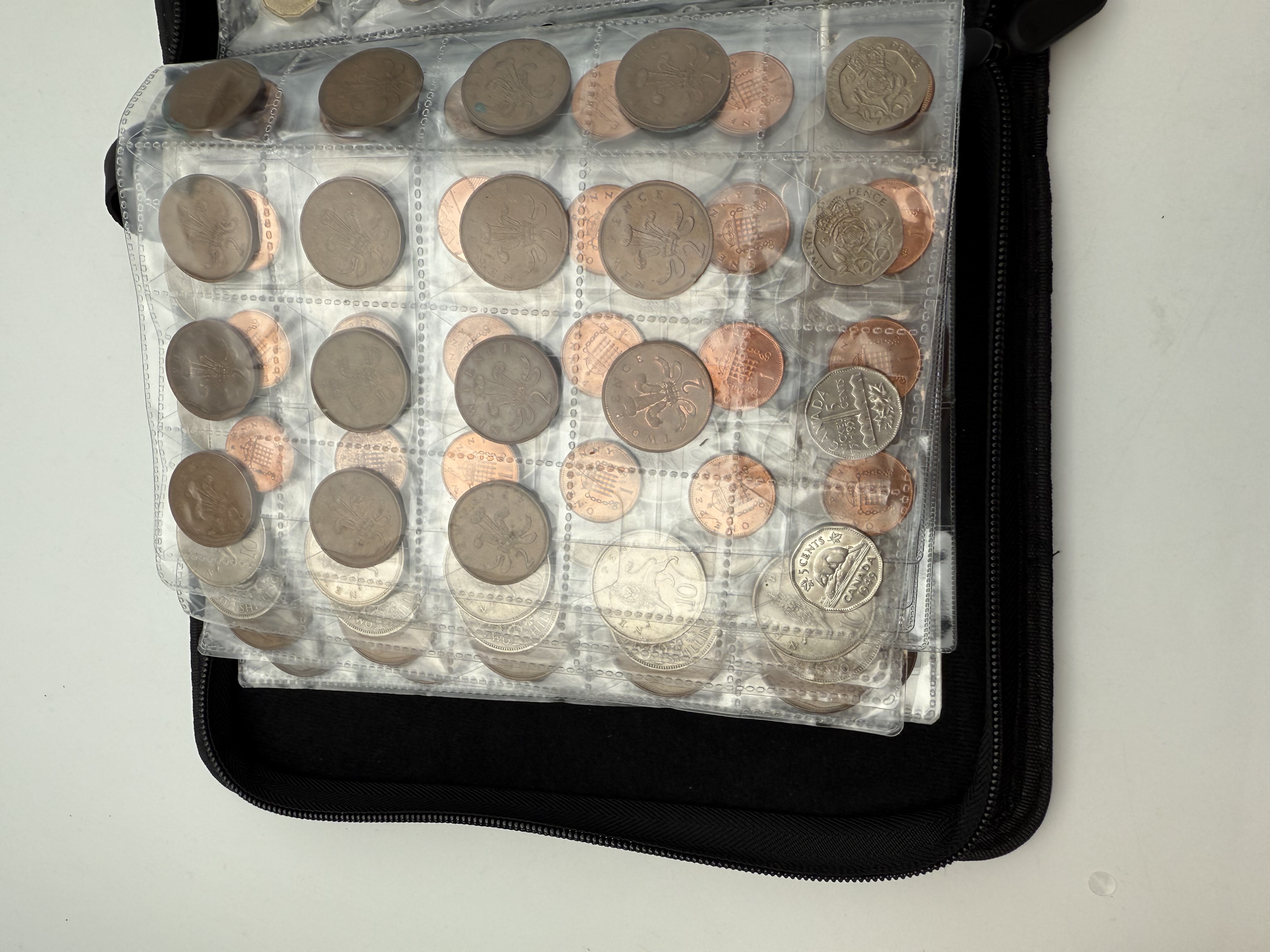 England / Great Britain - A collection of several hundred coins arranged in a special coin album, various ... - 1 31