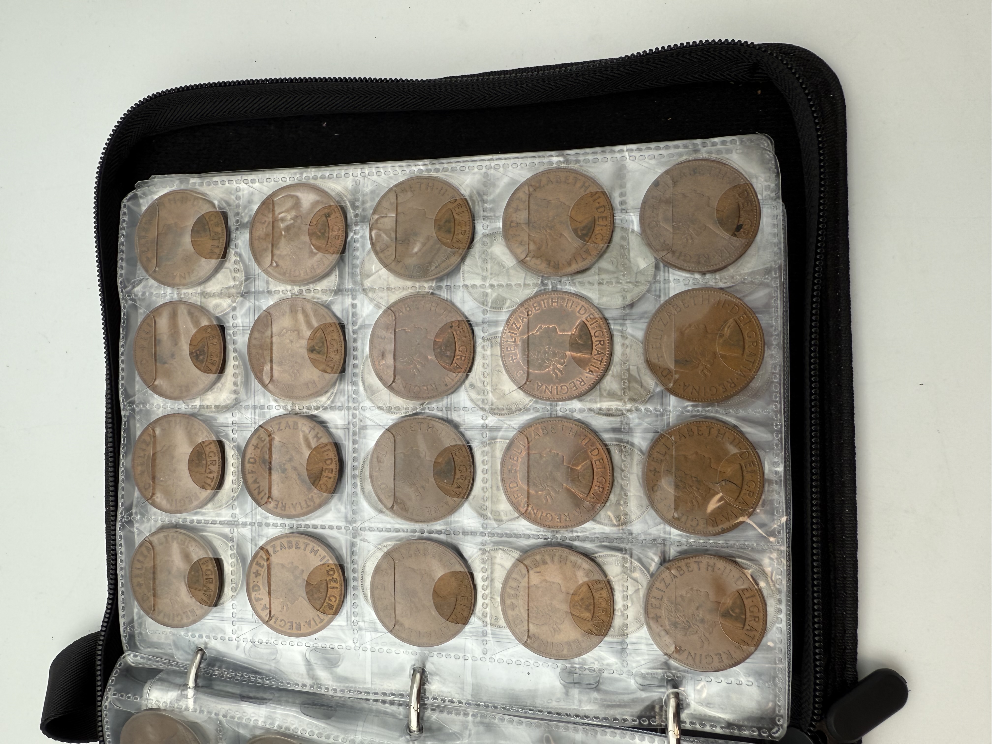 England / Great Britain - A collection of several hundred coins arranged in a special coin album, various ... - 1 10