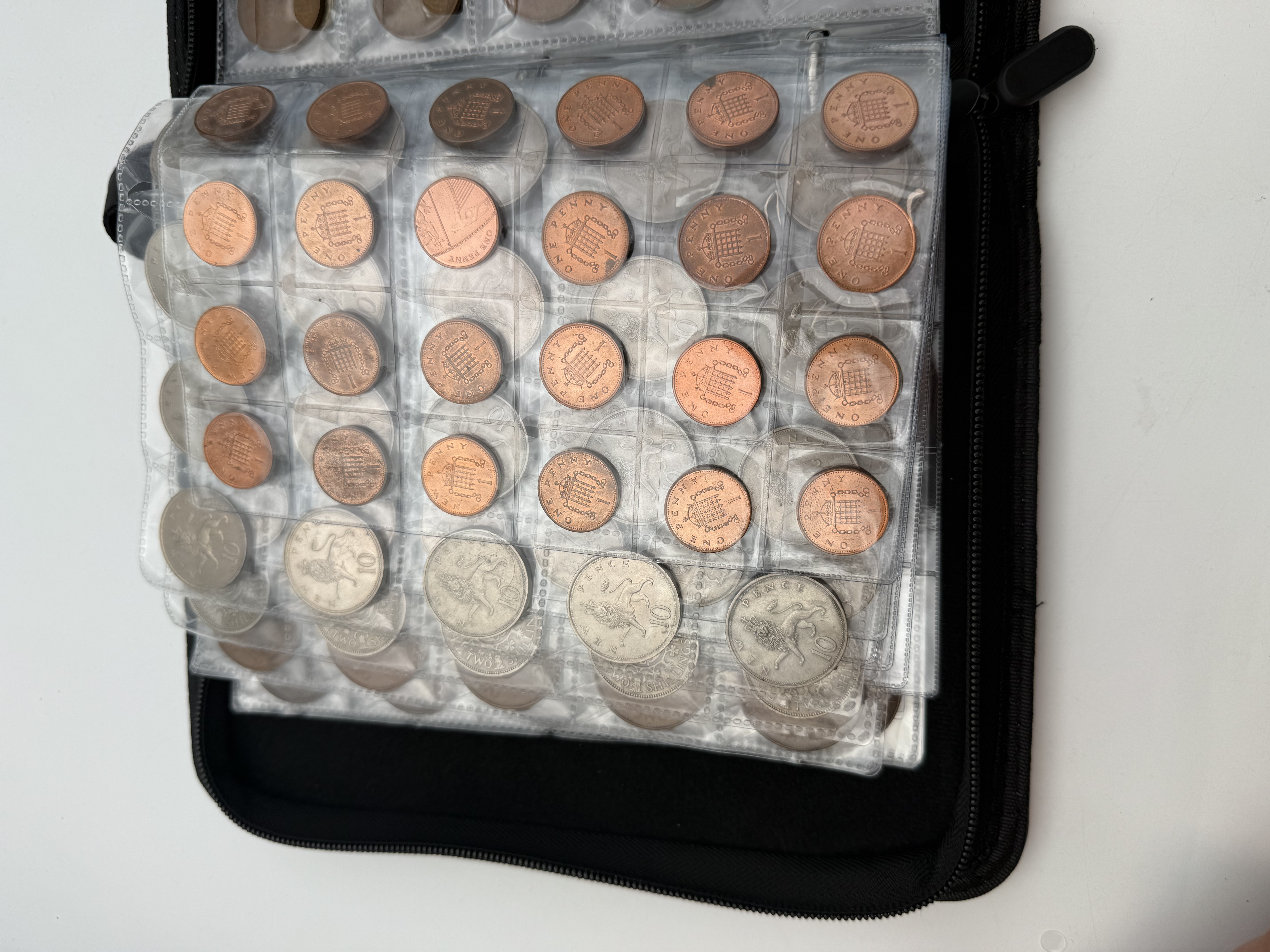 England / Great Britain - A collection of several hundred coins arranged in a special coin album, various ... - 1 29