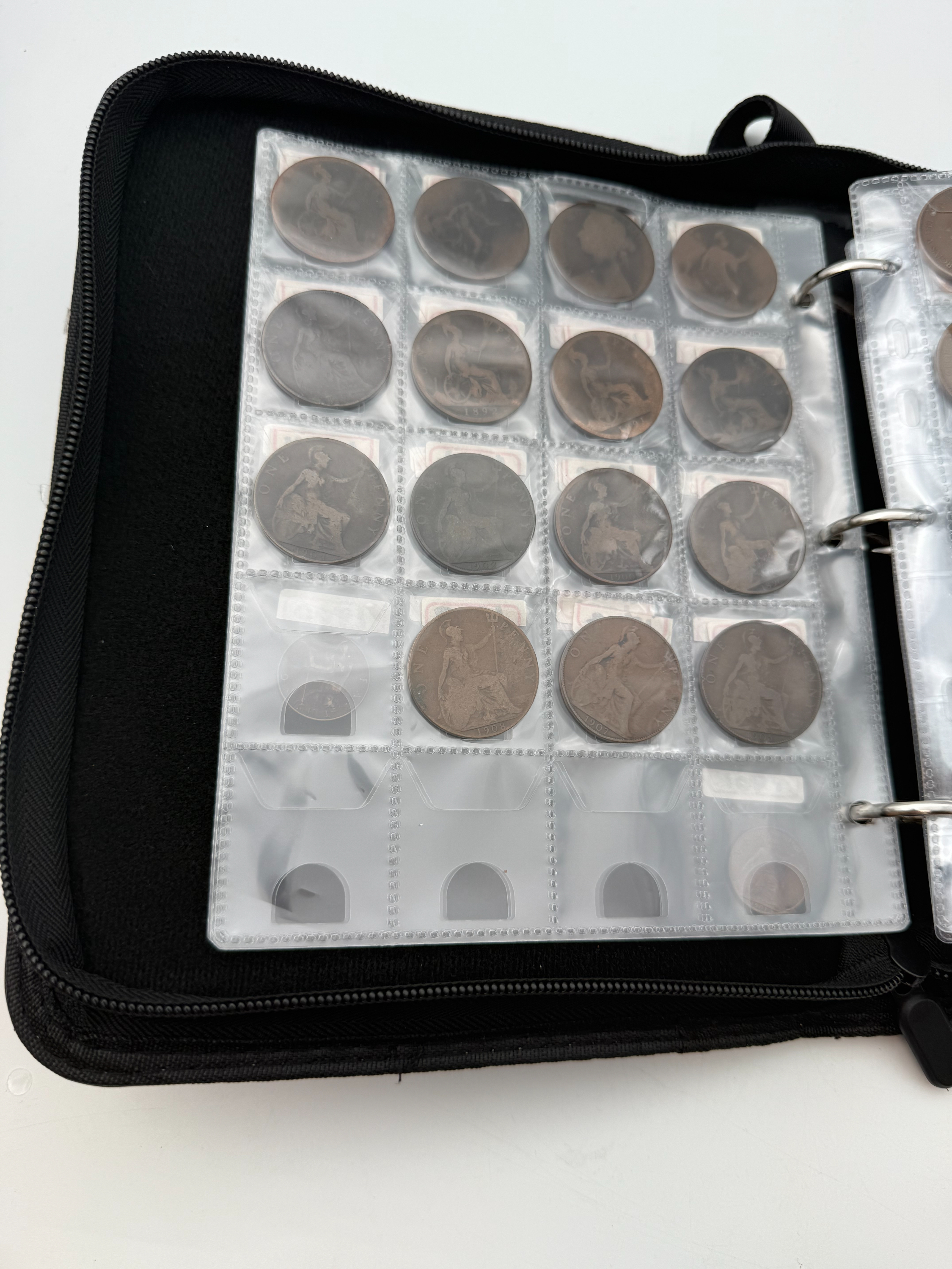 England / Great Britain - A collection of several hundred coins arranged in a special coin album, various ... - 1 39