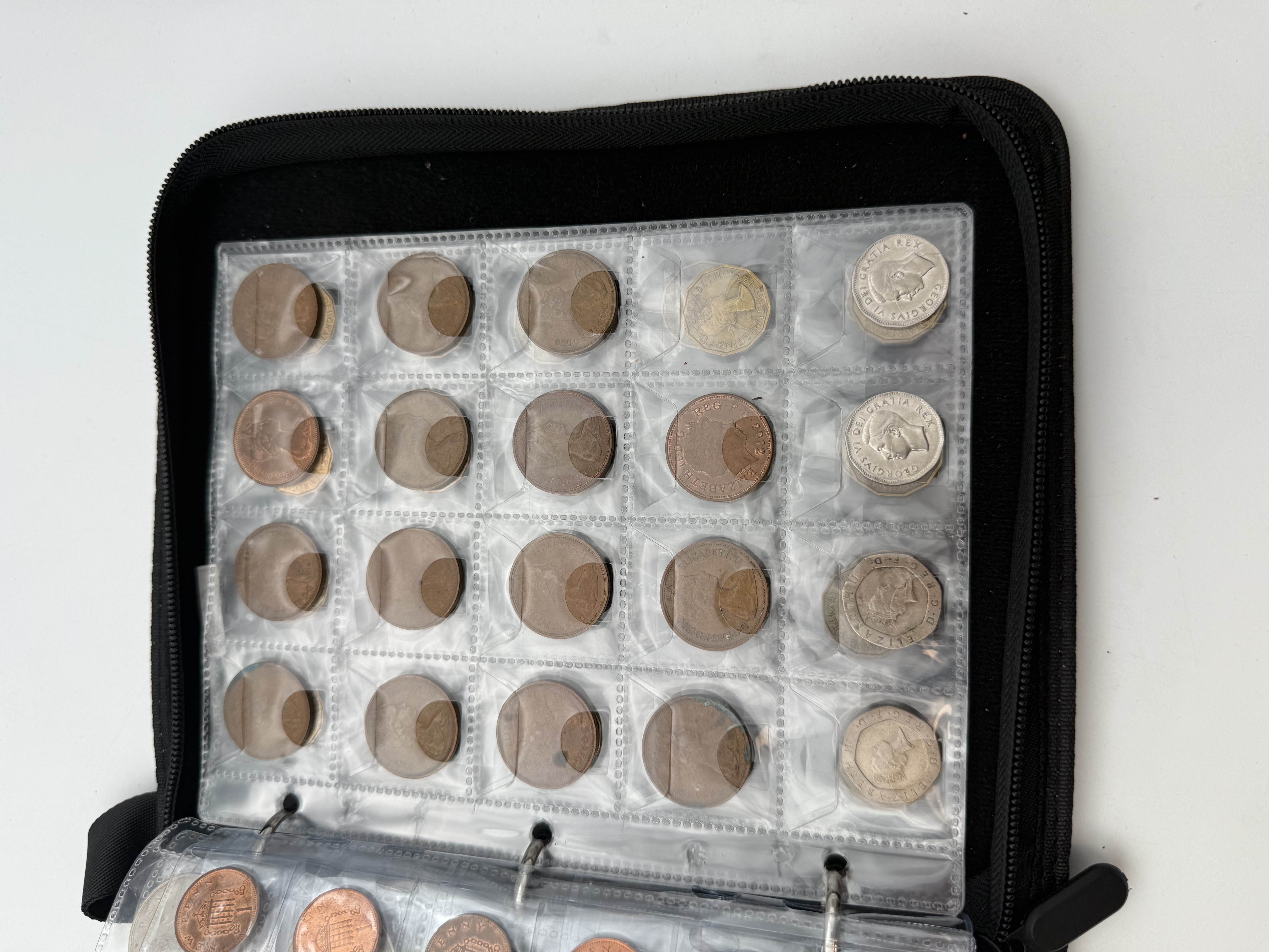 England / Great Britain - A collection of several hundred coins arranged in a special coin album, various ... - 1 30