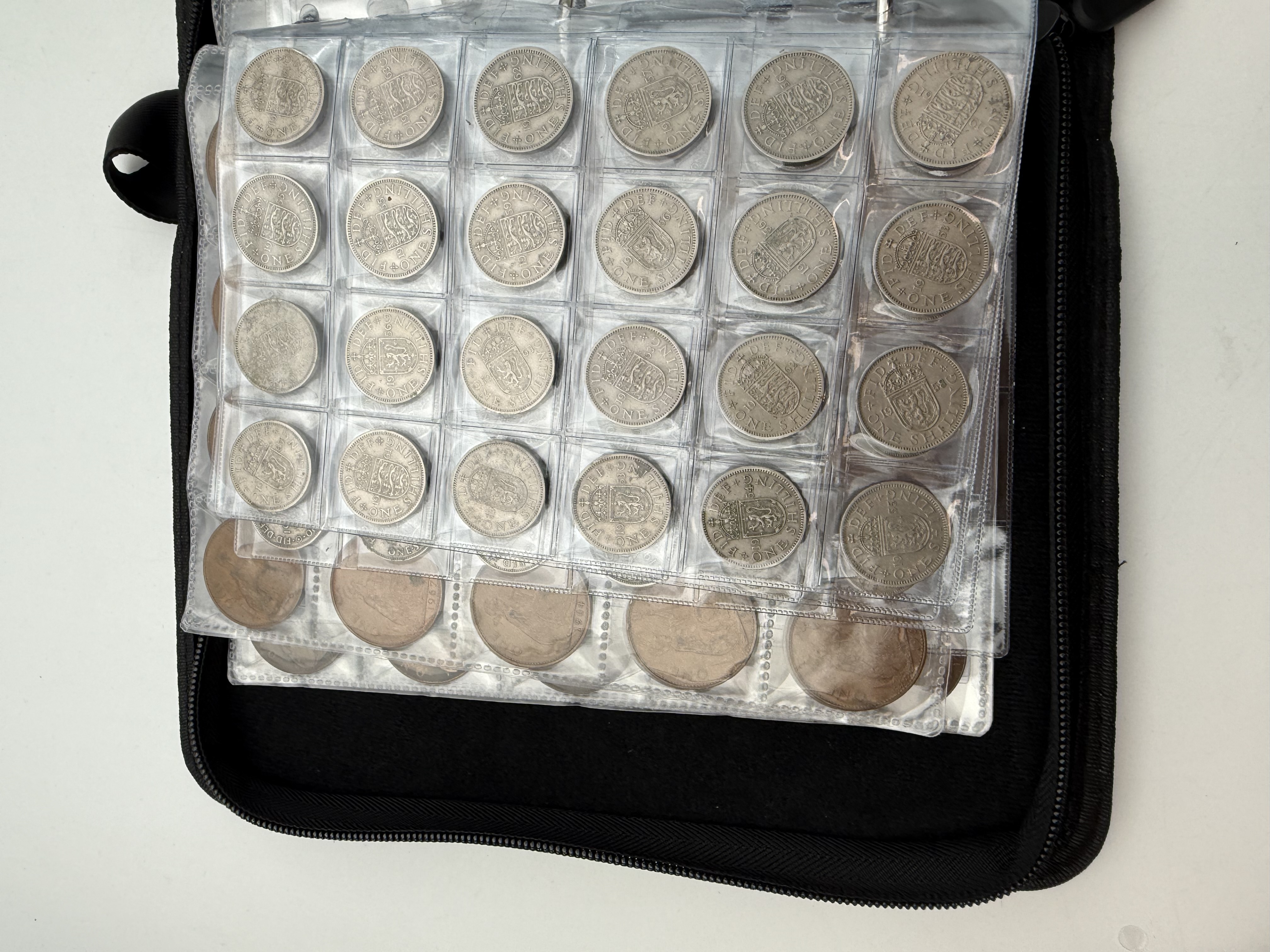 England / Great Britain - A collection of several hundred coins arranged in a special coin album, various ... - 1 17