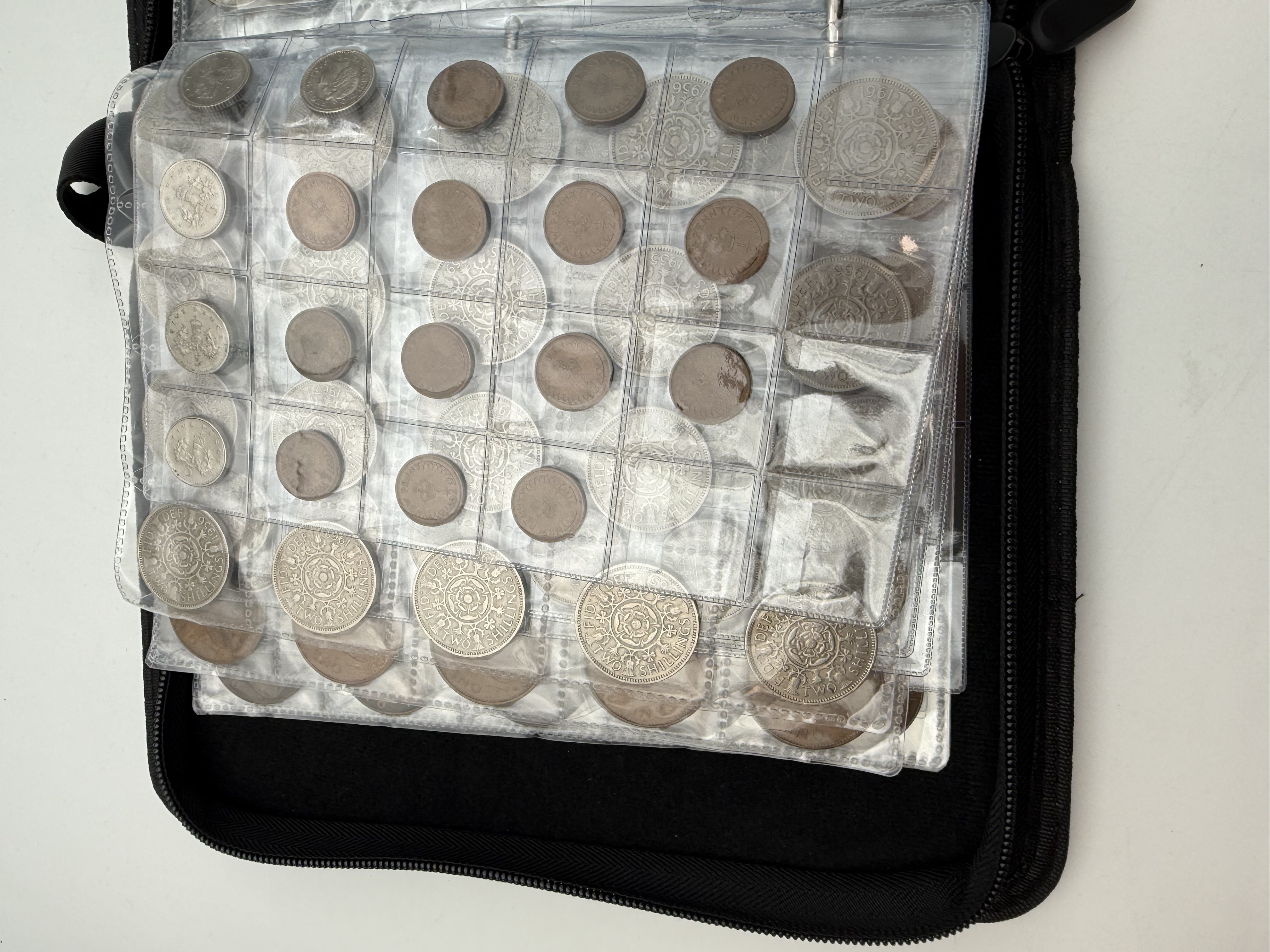 England / Great Britain - A collection of several hundred coins arranged in a special coin album, various ... - 1 21