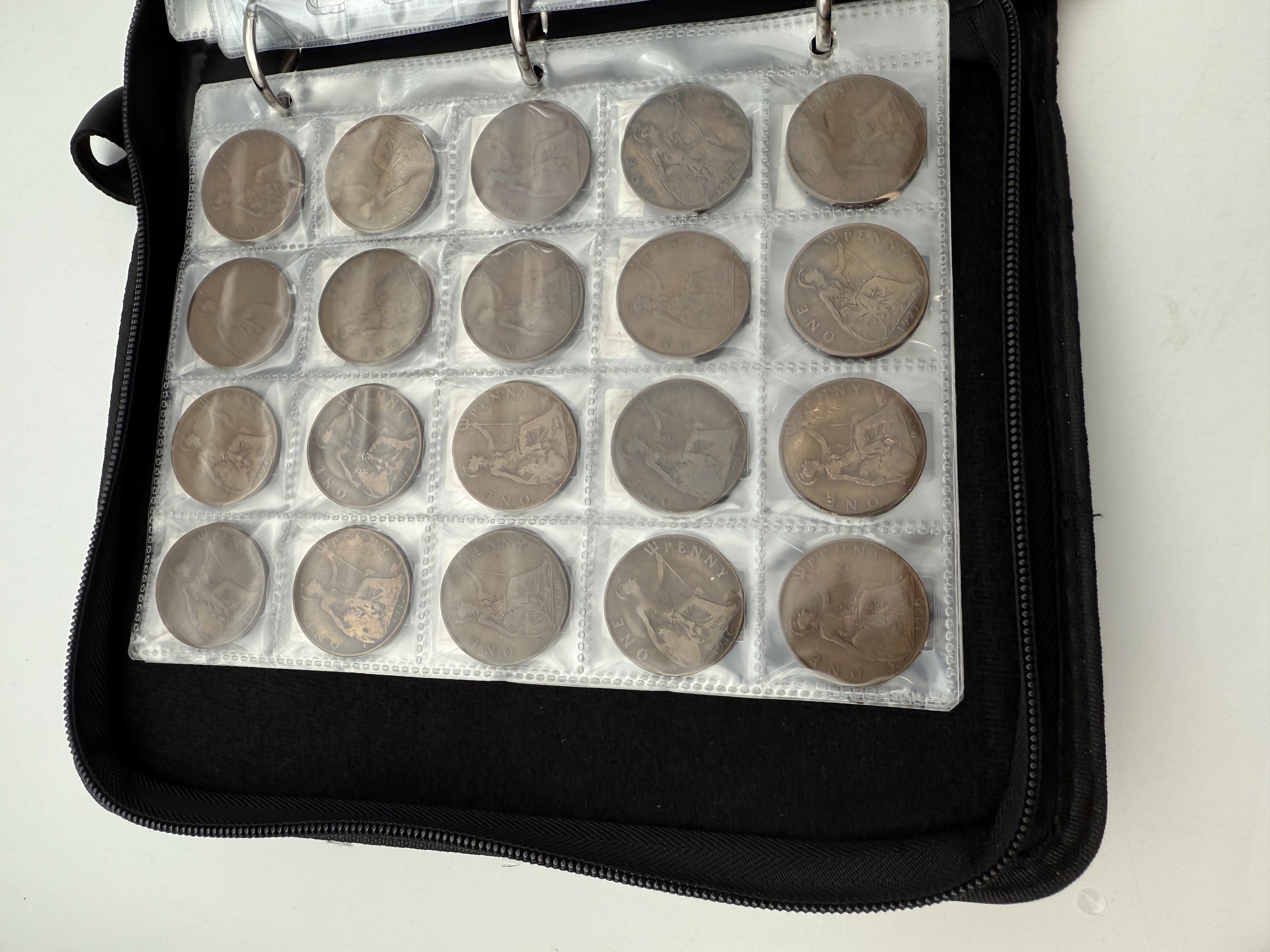 England / Great Britain - A collection of several hundred coins arranged in a special coin album, various ... - 1 2