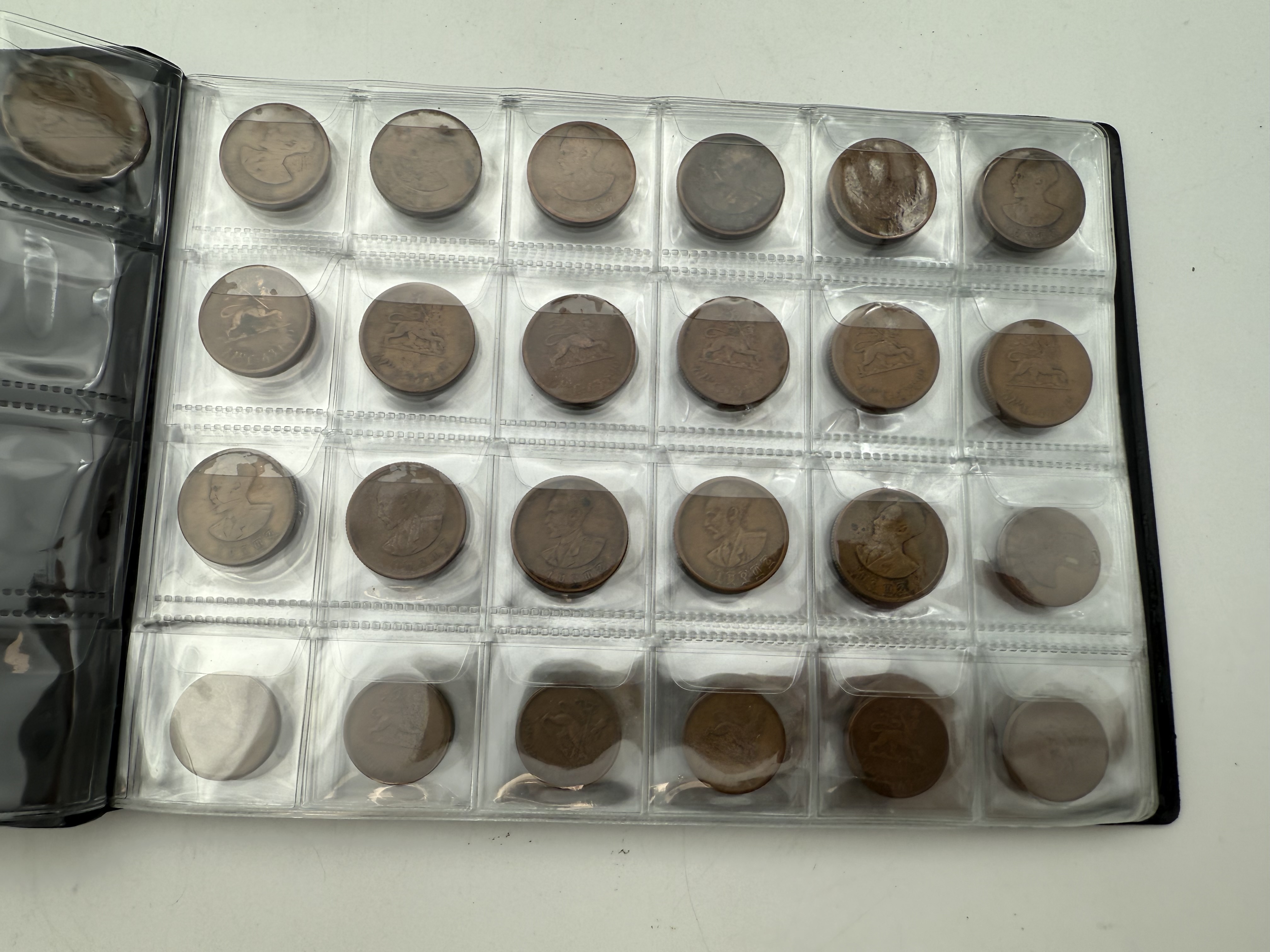 Ethiopia - A collection of several hundred coins arranged in a special coin album, various conditions and years - 1 10