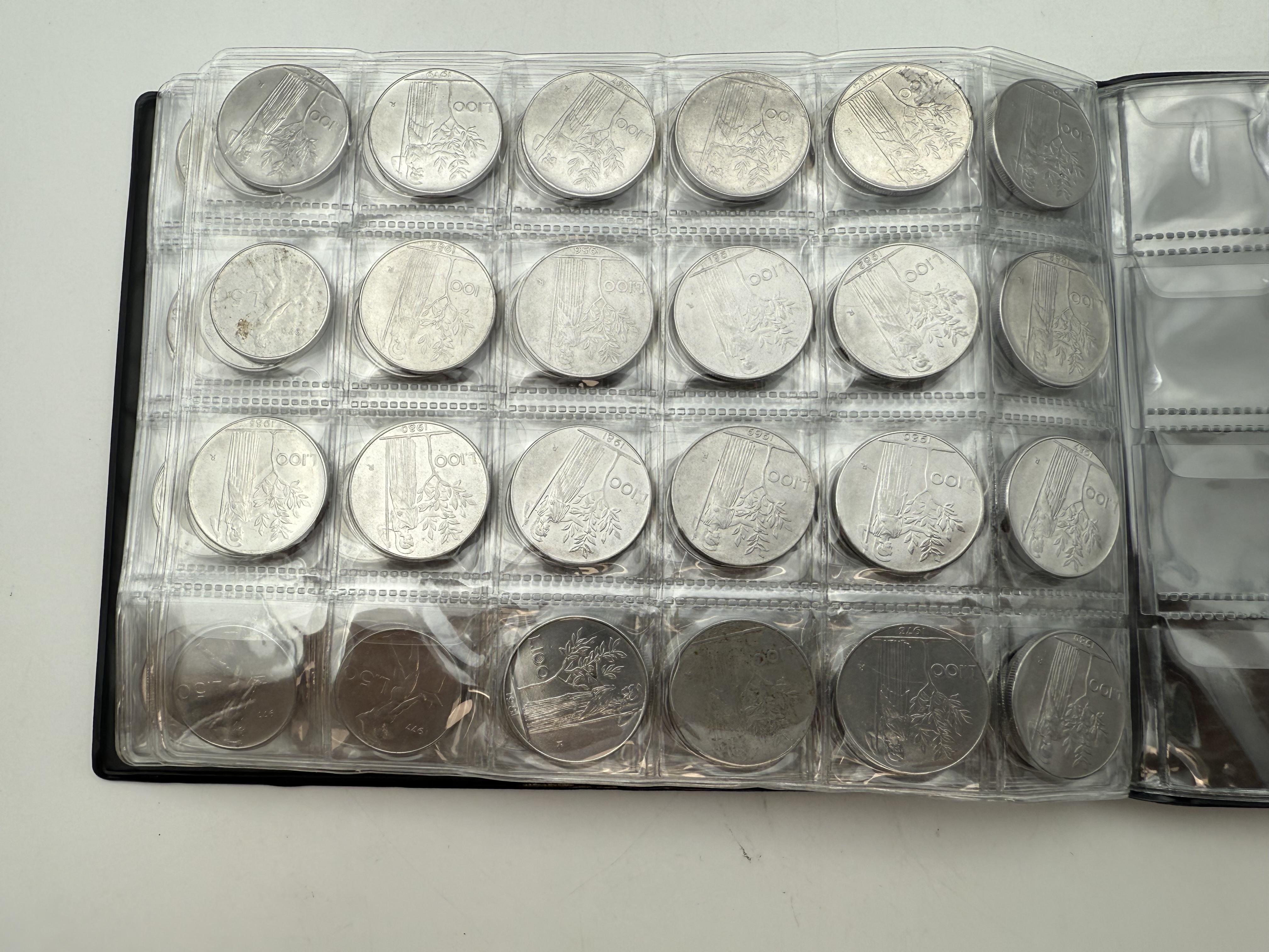 Italy - A collection of several hundred coins arranged in a special coin album, various conditions and years. - 1 9