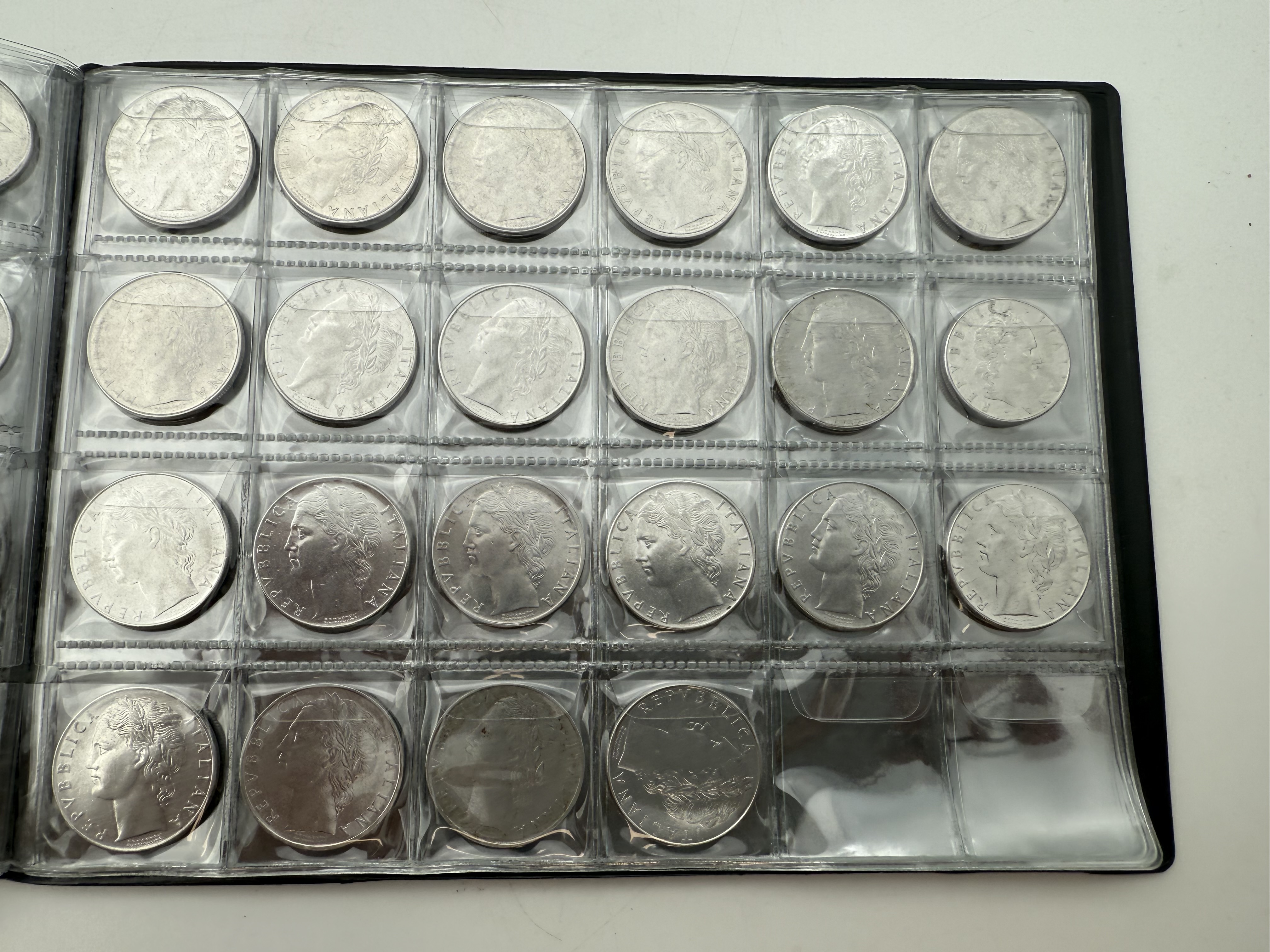 Italy - A collection of several hundred coins arranged in a special coin album, various conditions and years. - 1 8
