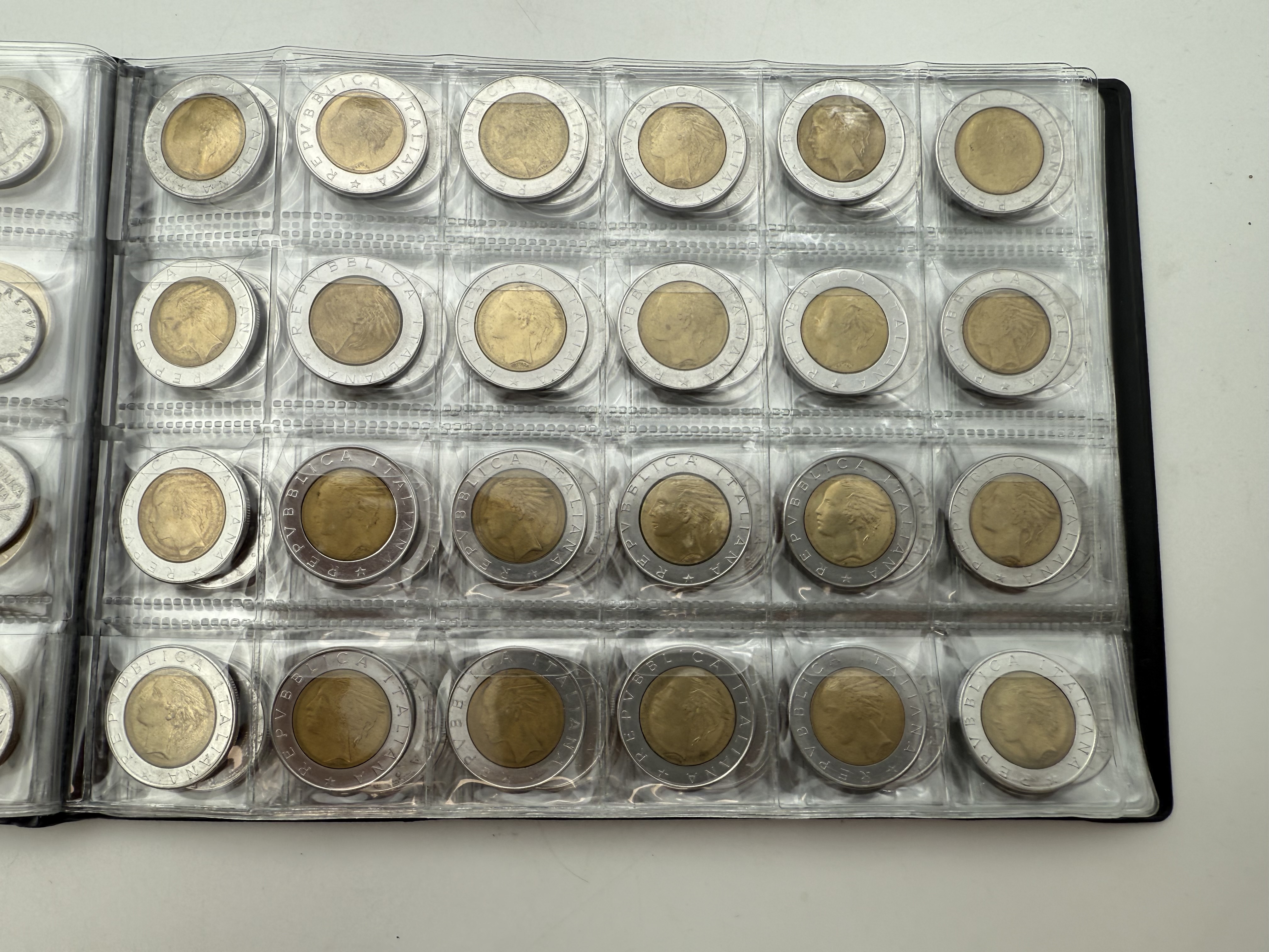 Italy - A collection of several hundred coins arranged in a special coin album, various conditions and years. - 1 2