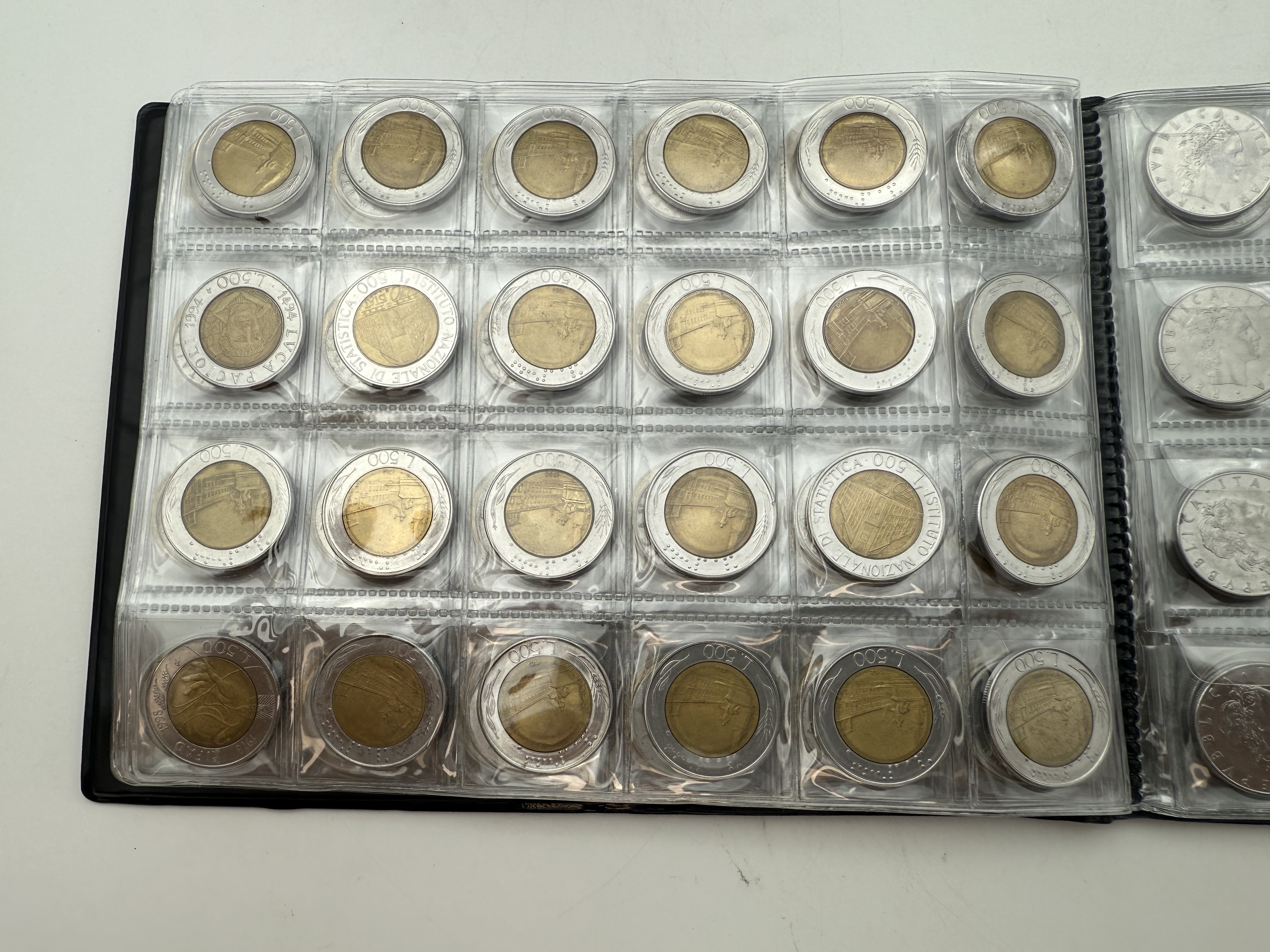 Italy - A collection of several hundred coins arranged in a special coin album, various conditions and years. - 1 3