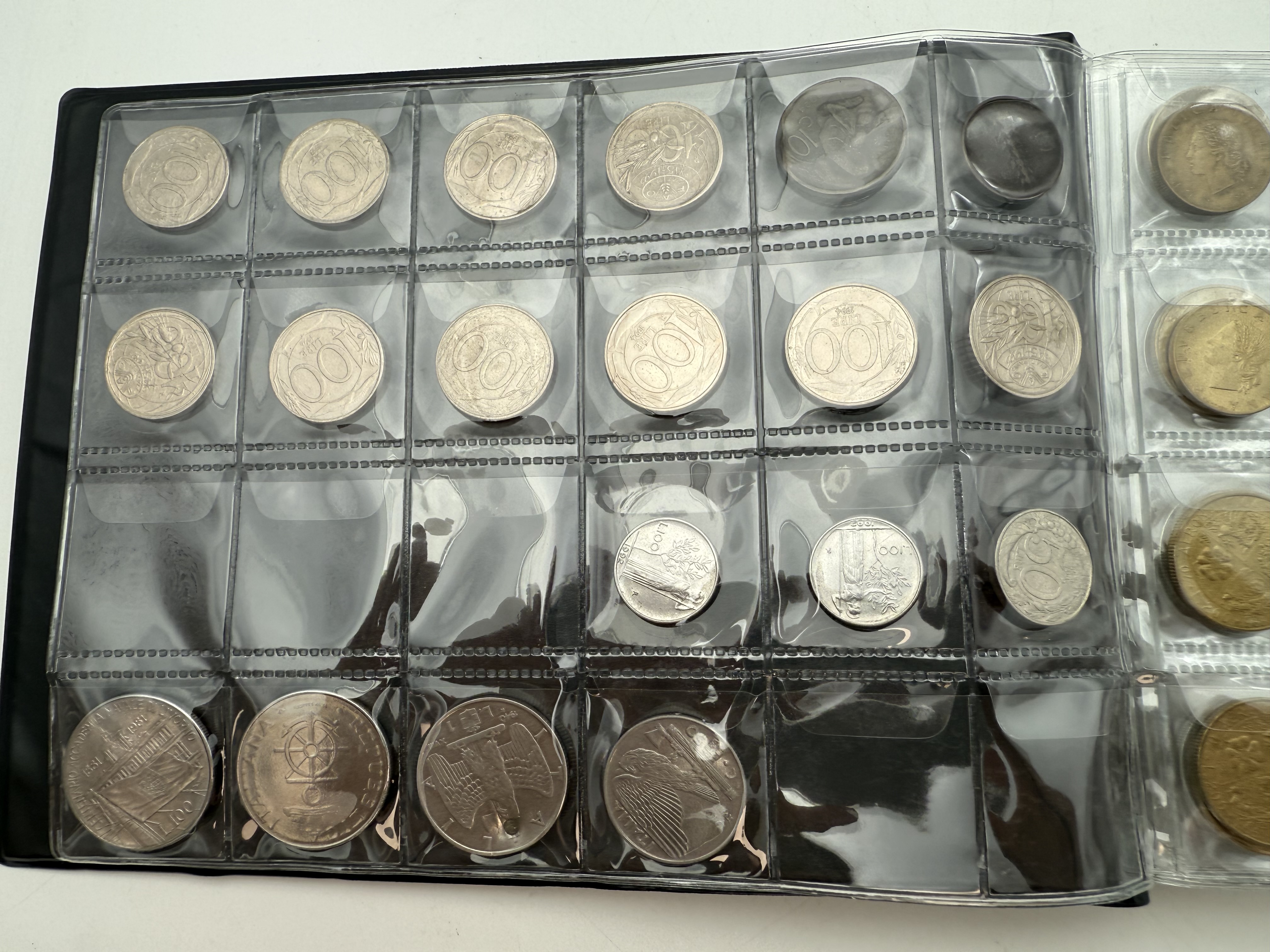 Italy - A collection of several hundred coins arranged in a special coin album, various conditions and years. - 1 12