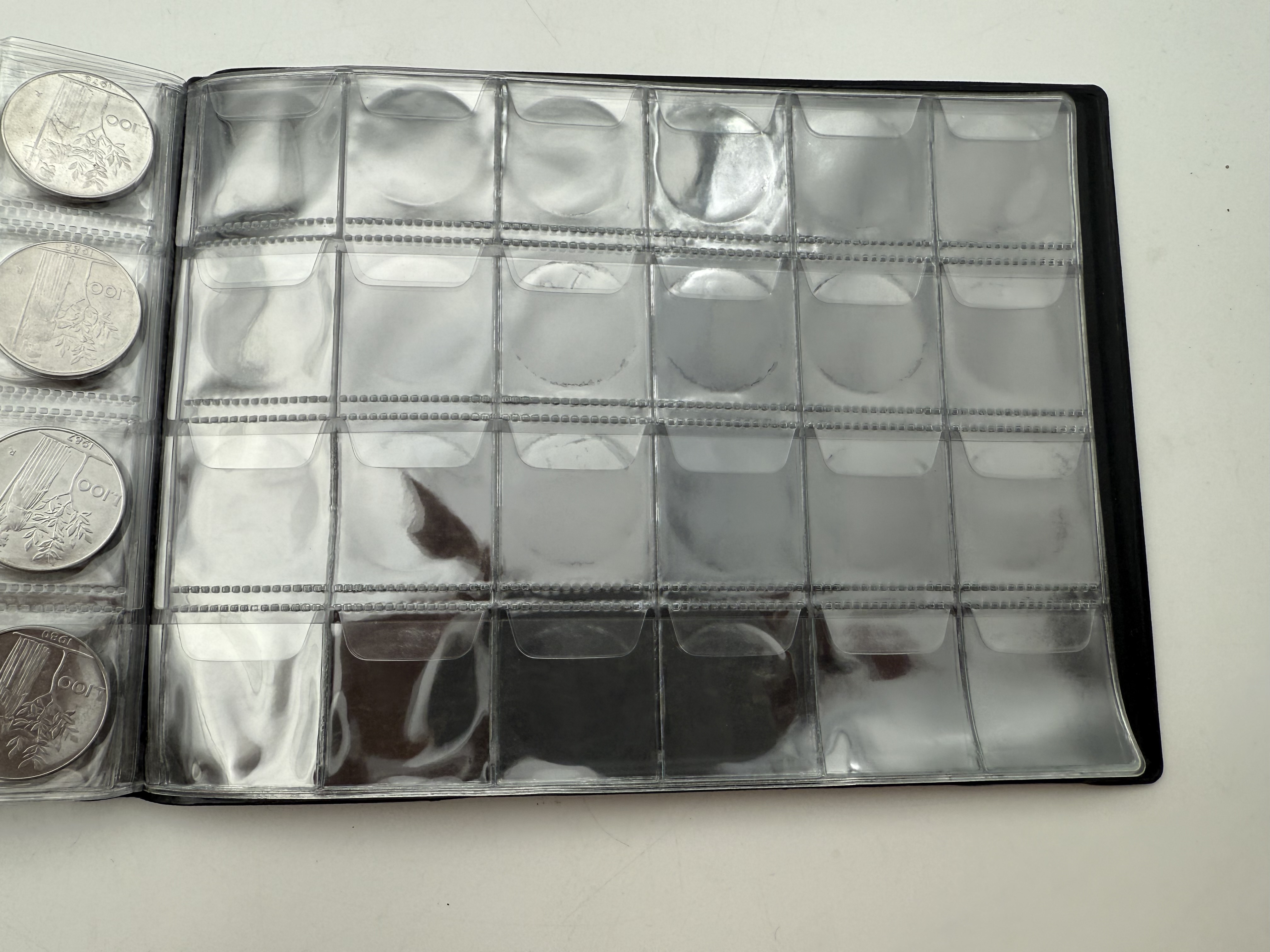 Italy - A collection of several hundred coins arranged in a special coin album, various conditions and years. - 1 10