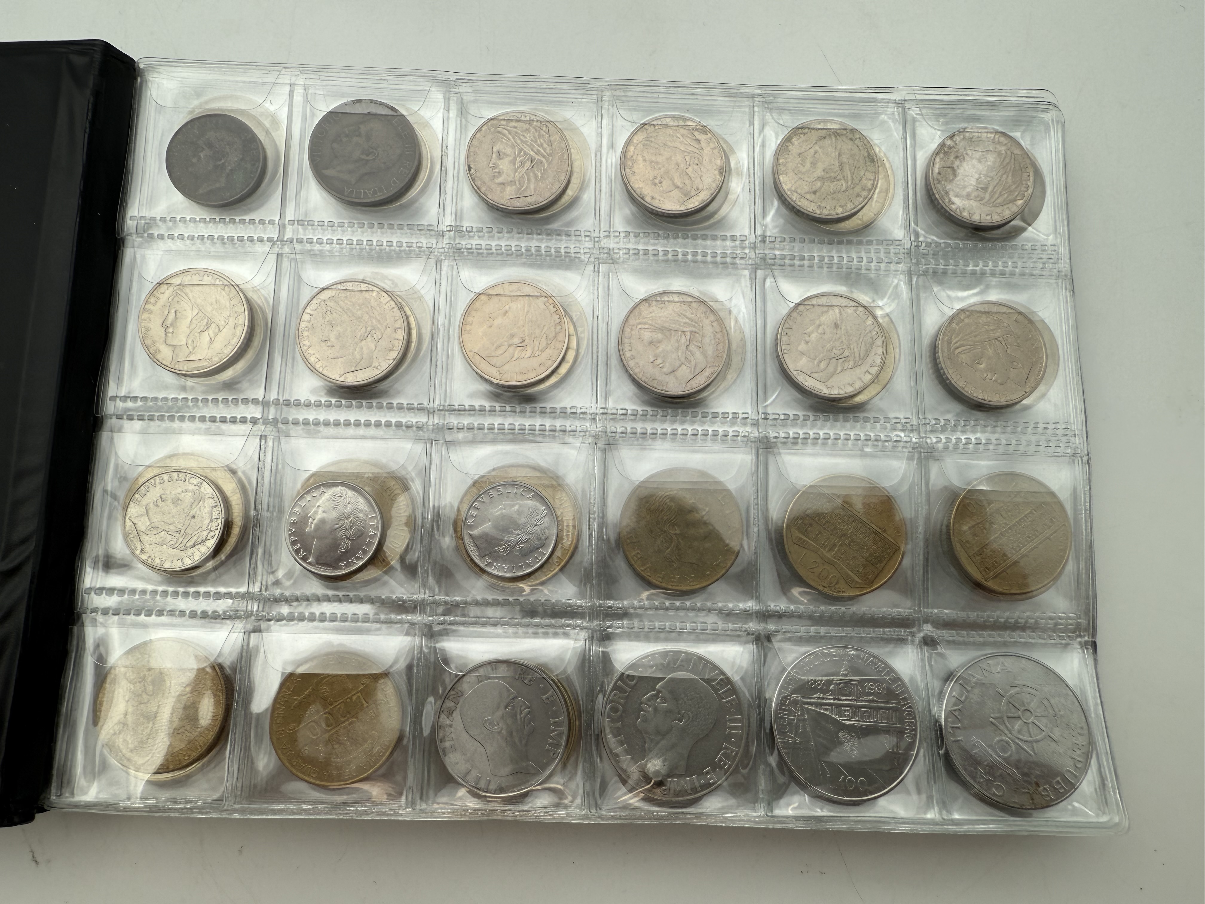 Italy - A collection of several hundred coins arranged in a special coin album, various conditions and years. - 1 11