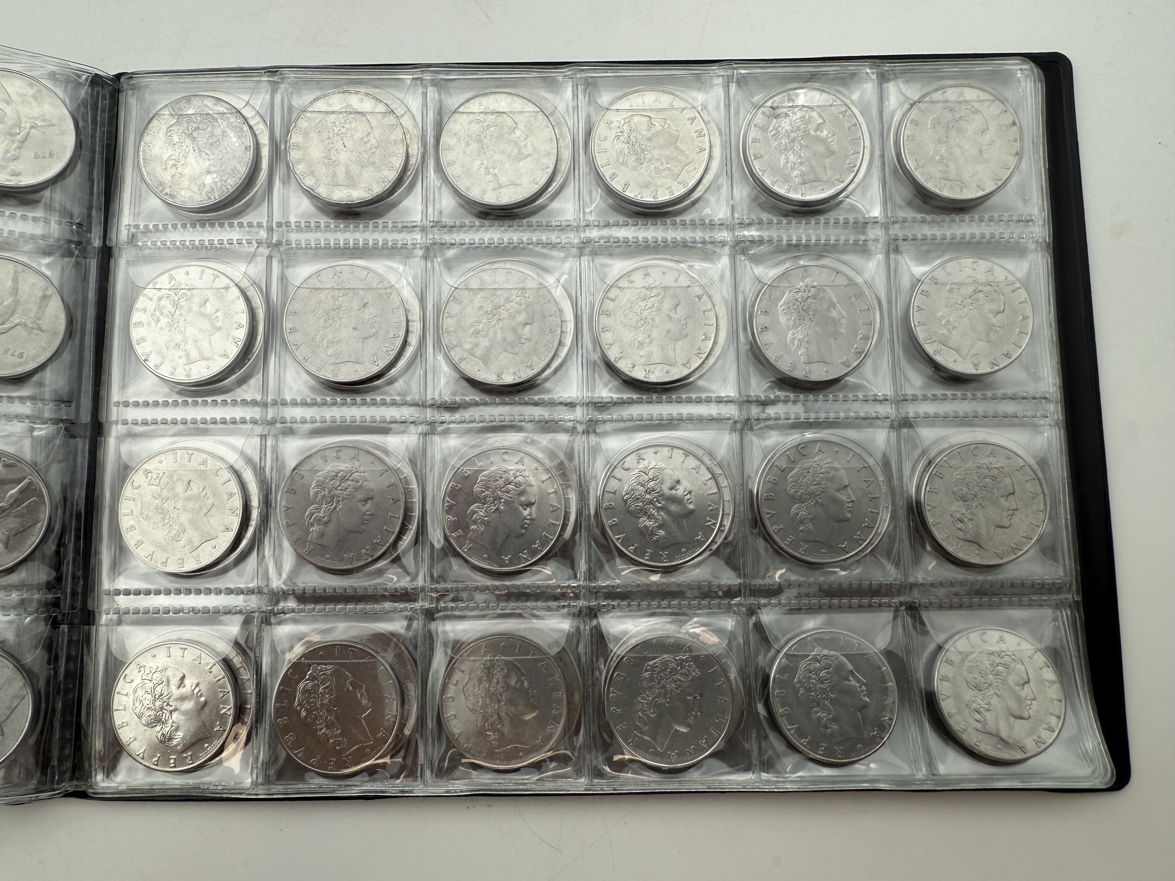 Italy - A collection of several hundred coins arranged in a special coin album, various conditions and years. - 1 6