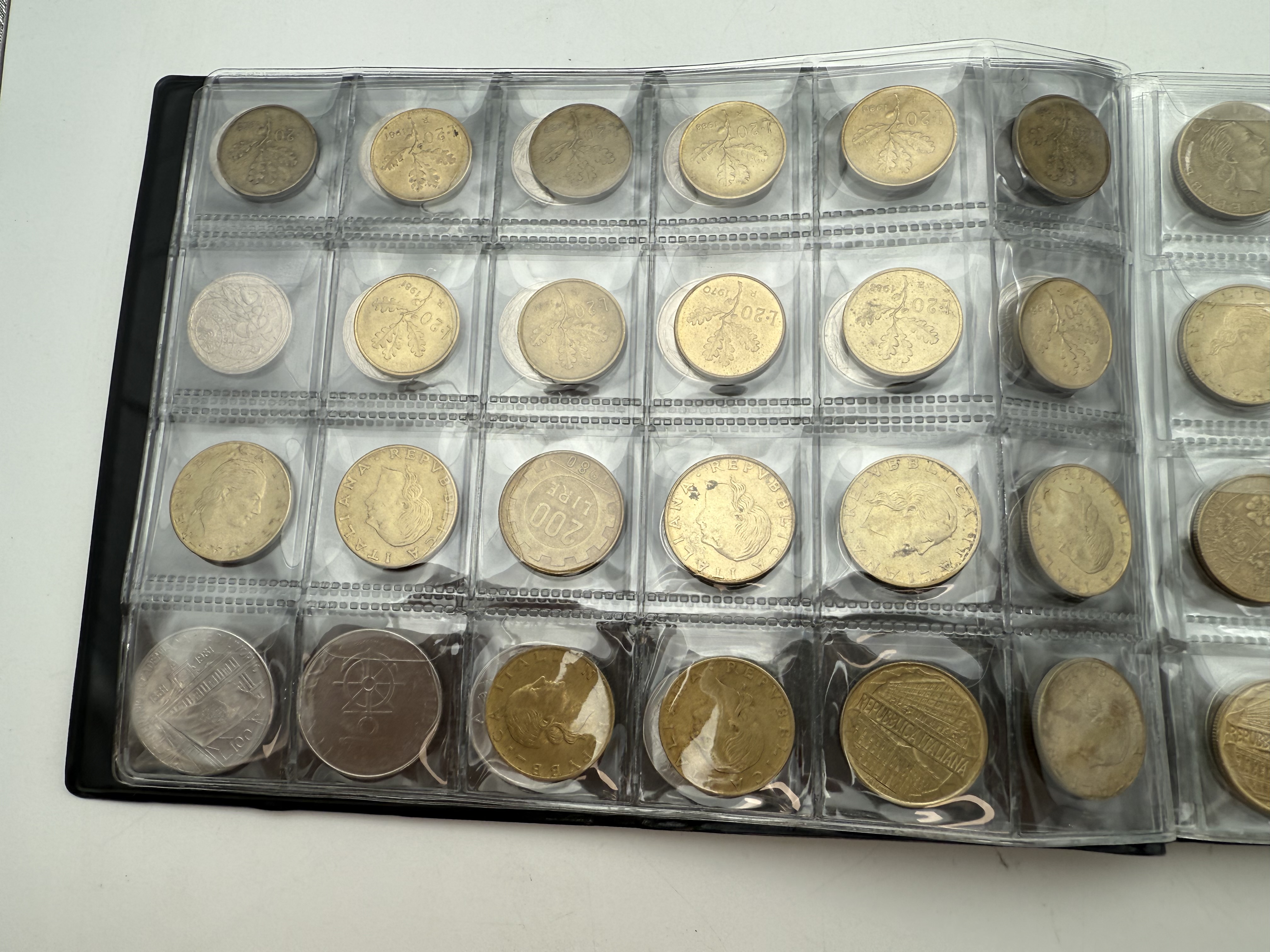 Italy - A collection of several hundred coins arranged in a special coin album, various conditions and years. - 1 15