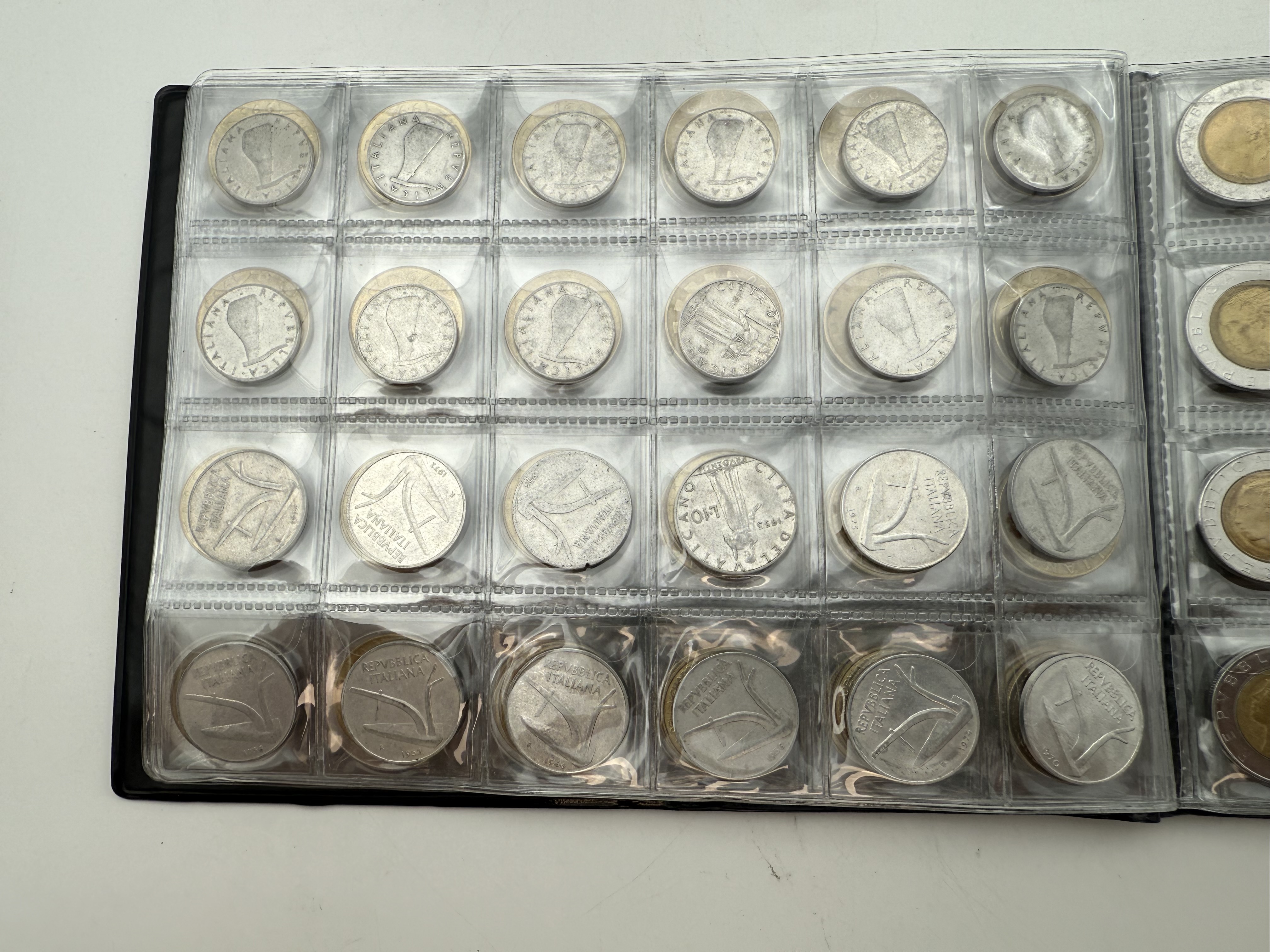 Italy - A collection of several hundred coins arranged in a special coin album, various conditions and years. - 1 1