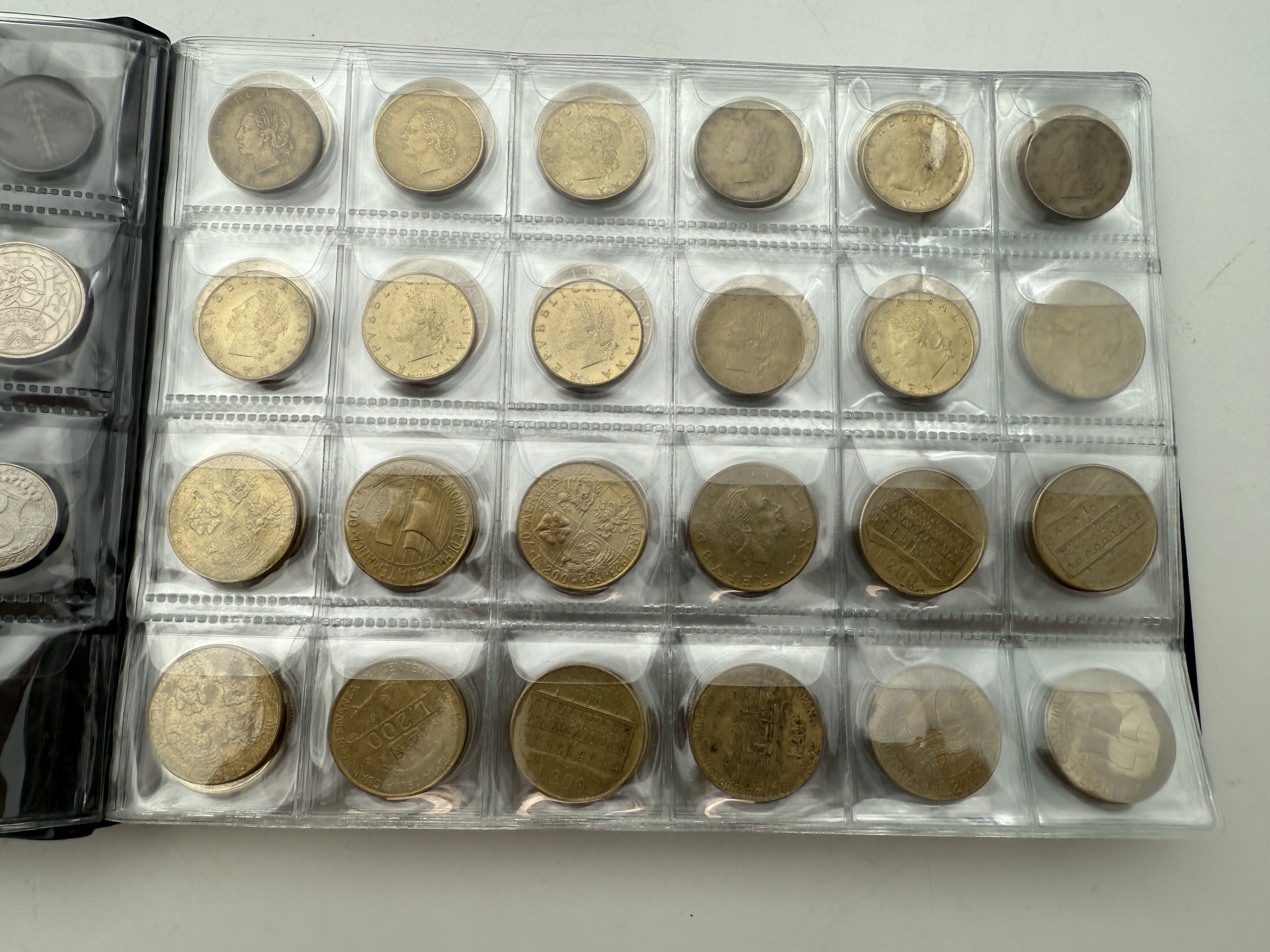 Italy - A collection of several hundred coins arranged in a special coin album, various conditions and years. - 1 14