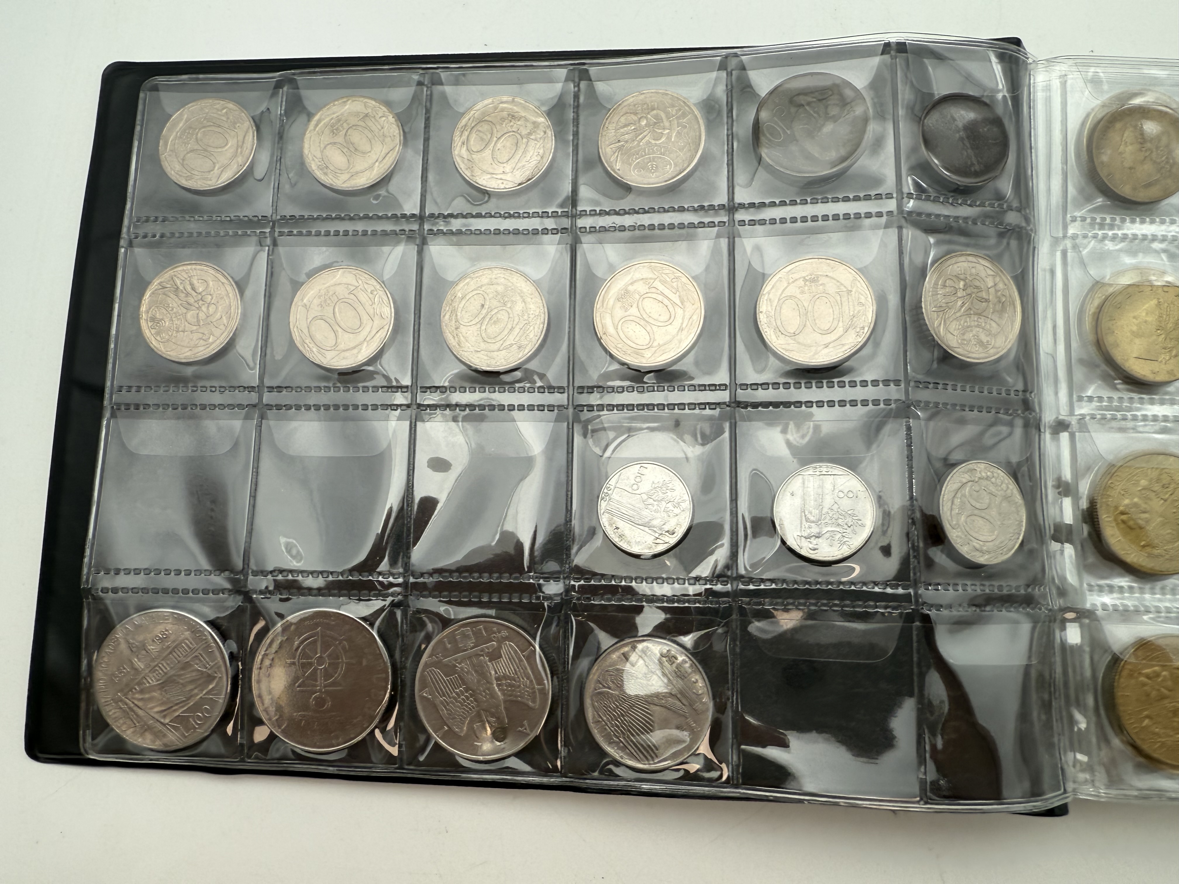 Italy - A collection of several hundred coins arranged in a special coin album, various conditions and years. - 1 13