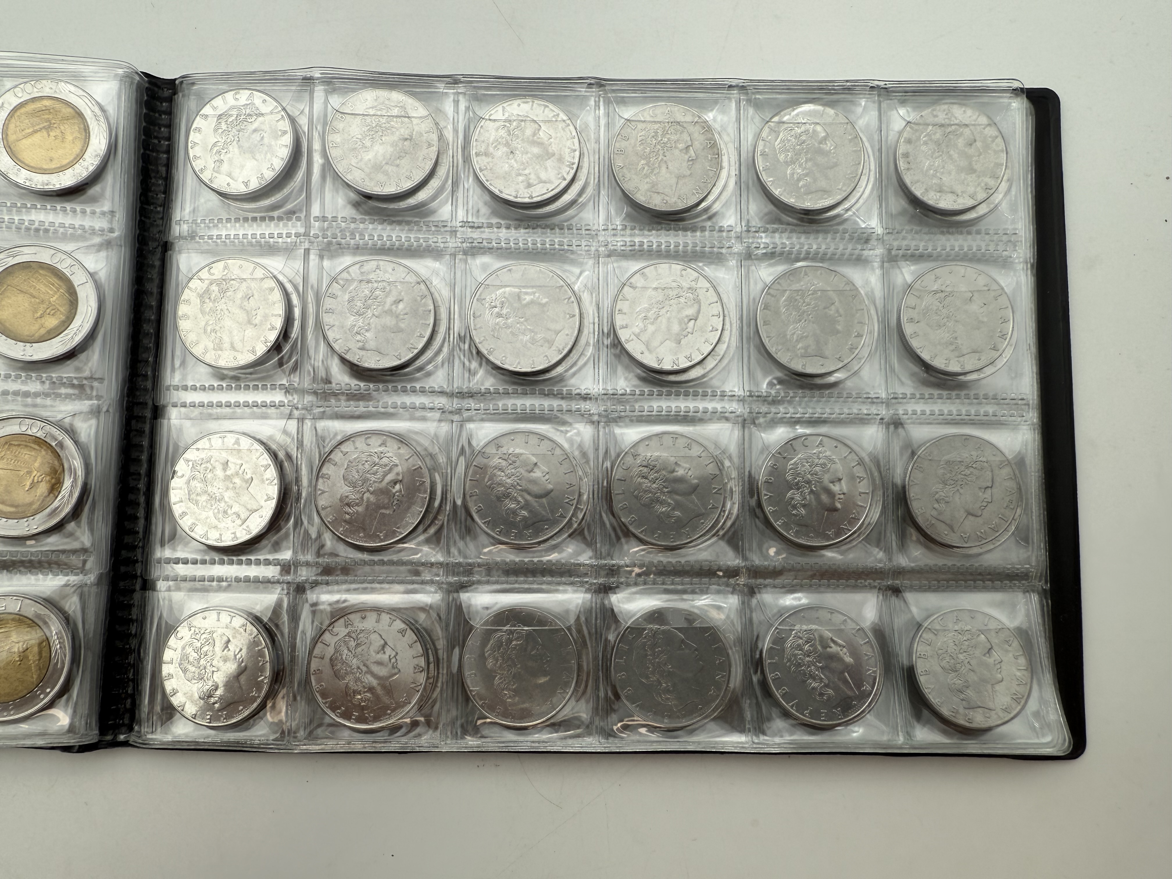 Italy - A collection of several hundred coins arranged in a special coin album, various conditions and years. - 1 4