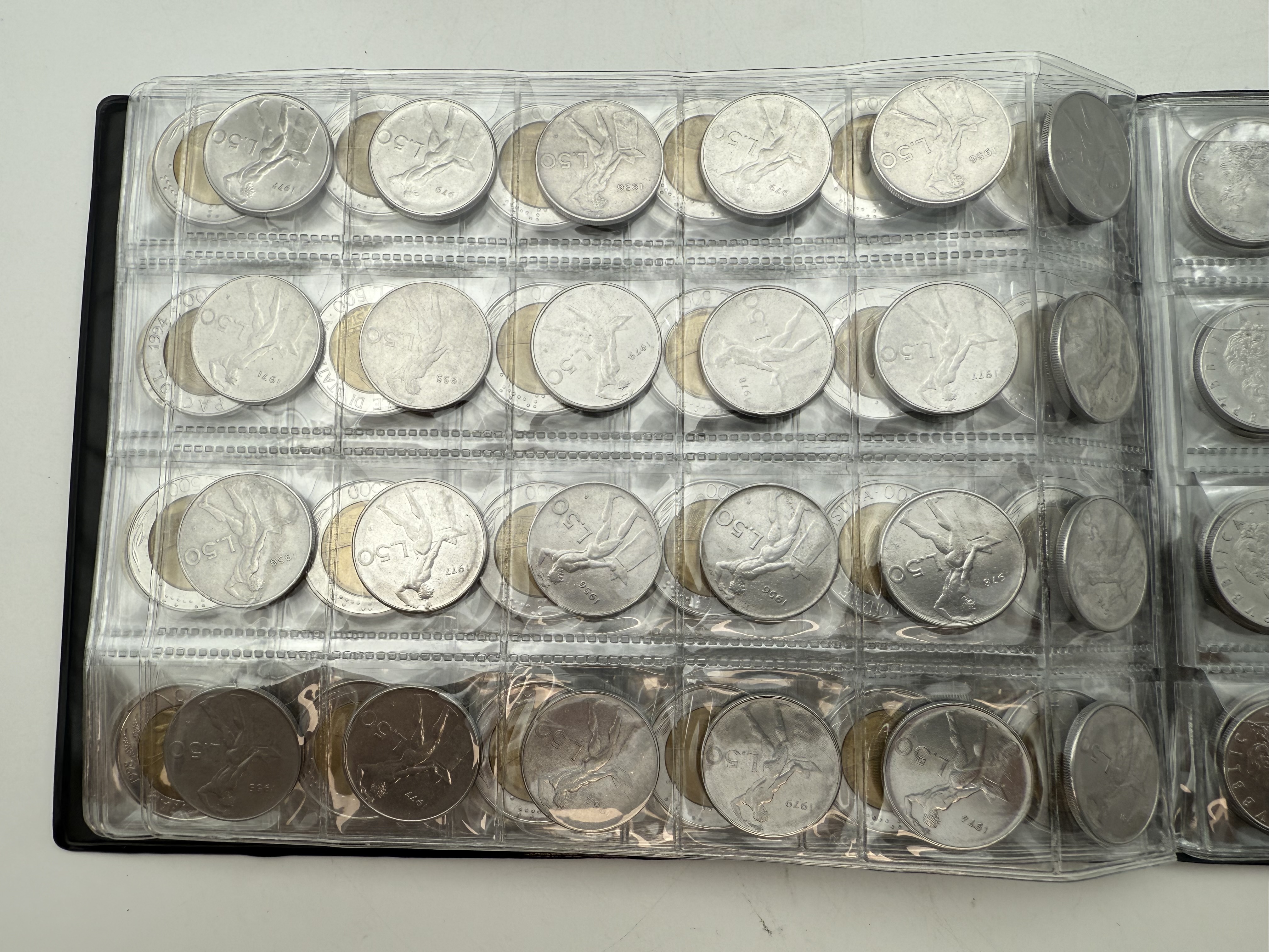 Italy - A collection of several hundred coins arranged in a special coin album, various conditions and years. - 1 5