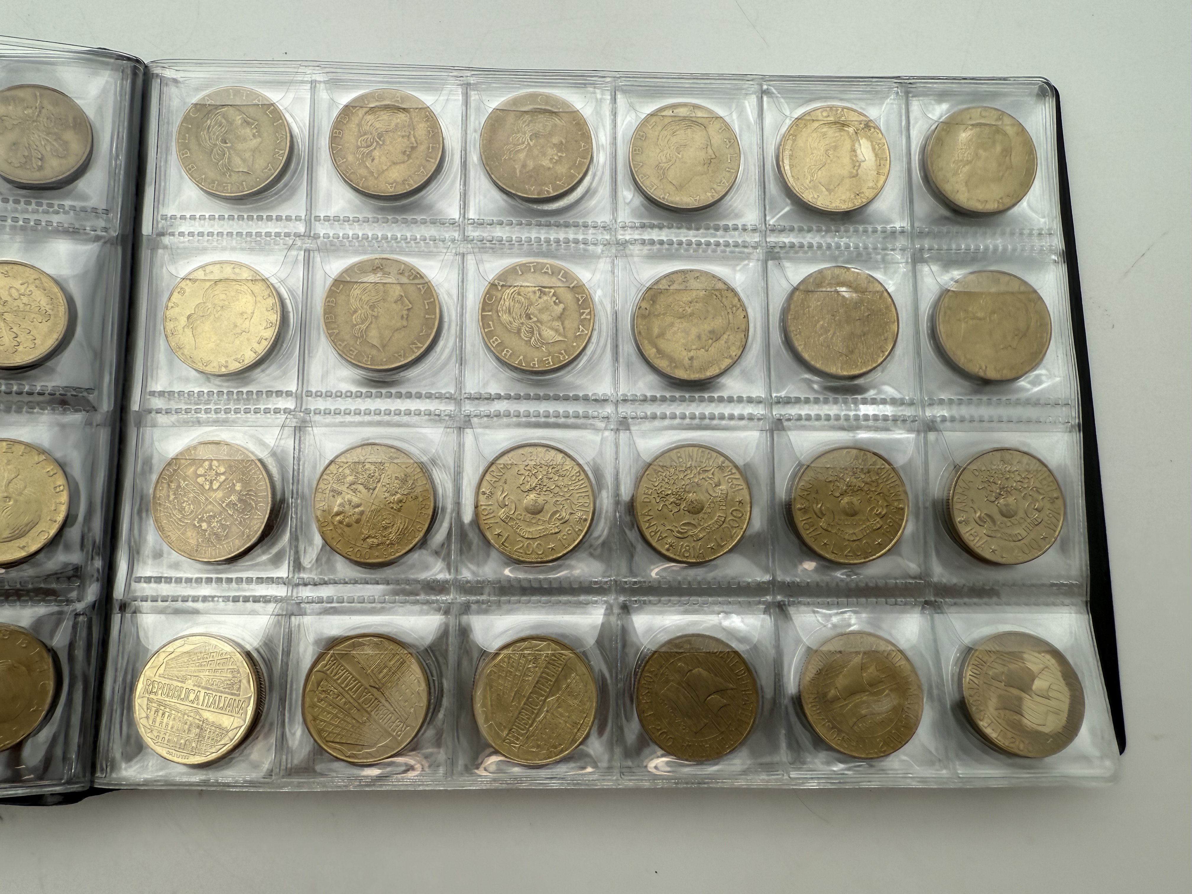 Italy - A collection of several hundred coins arranged in a special coin album, various conditions and years. - 1 16