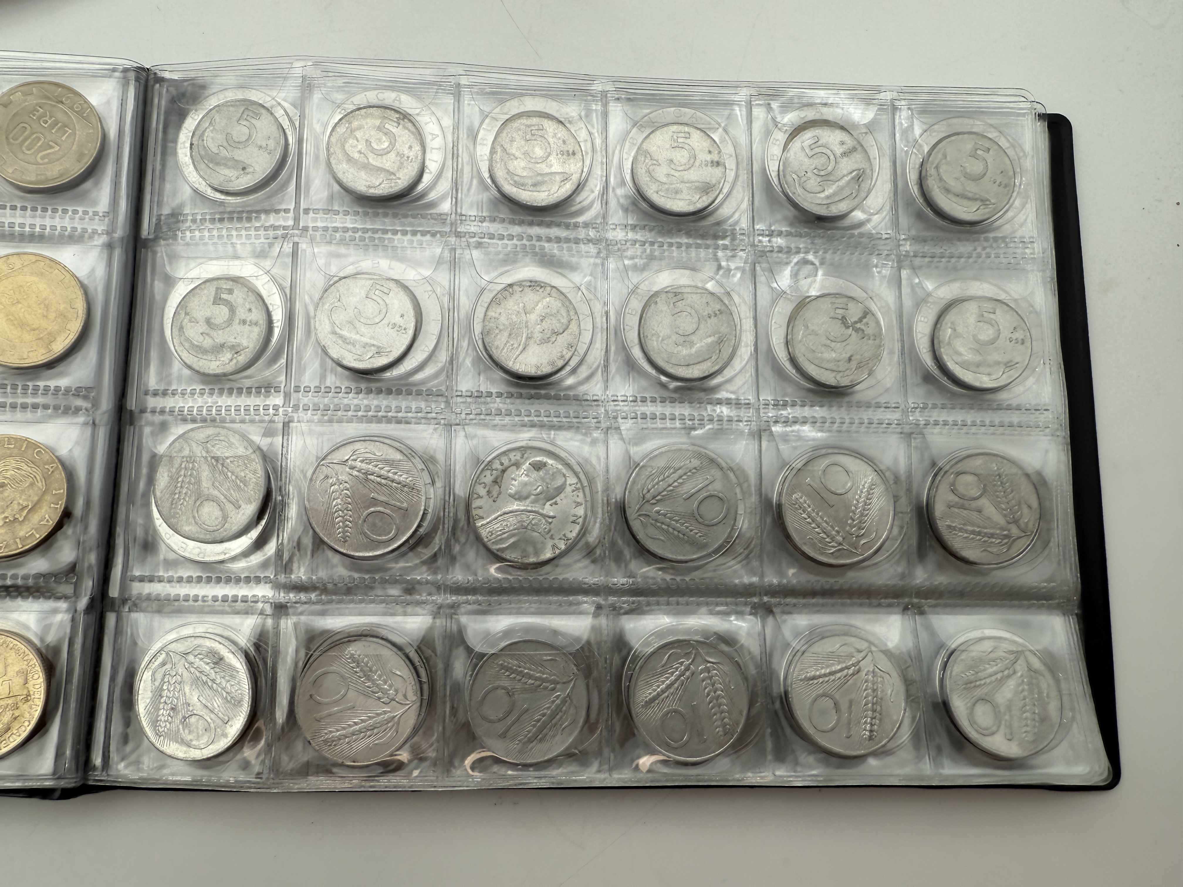 Italy - A collection of several hundred coins arranged in a special coin album, various conditions and years. - 1 18
