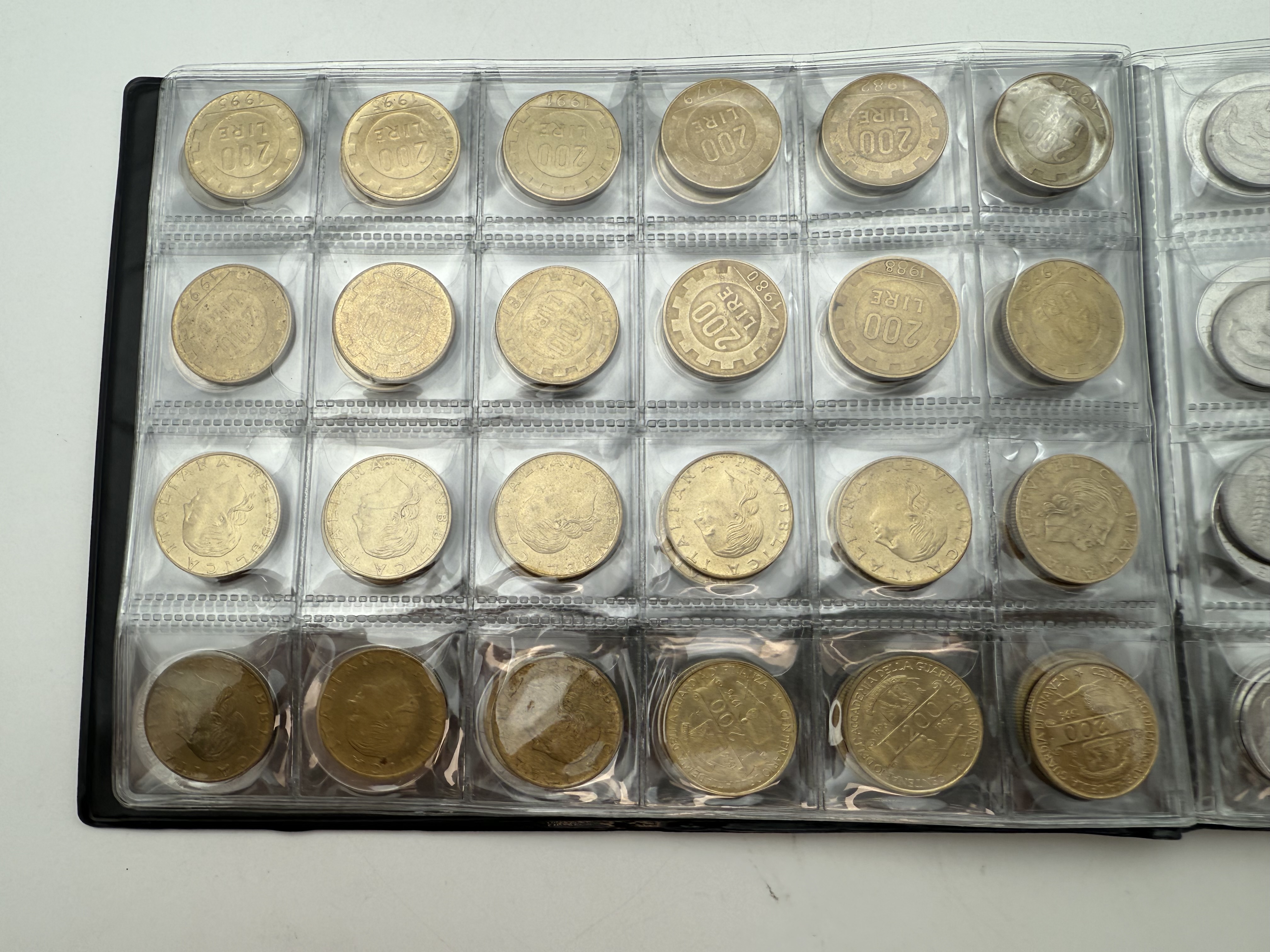 Italy - A collection of several hundred coins arranged in a special coin album, various conditions and years. - 1 17