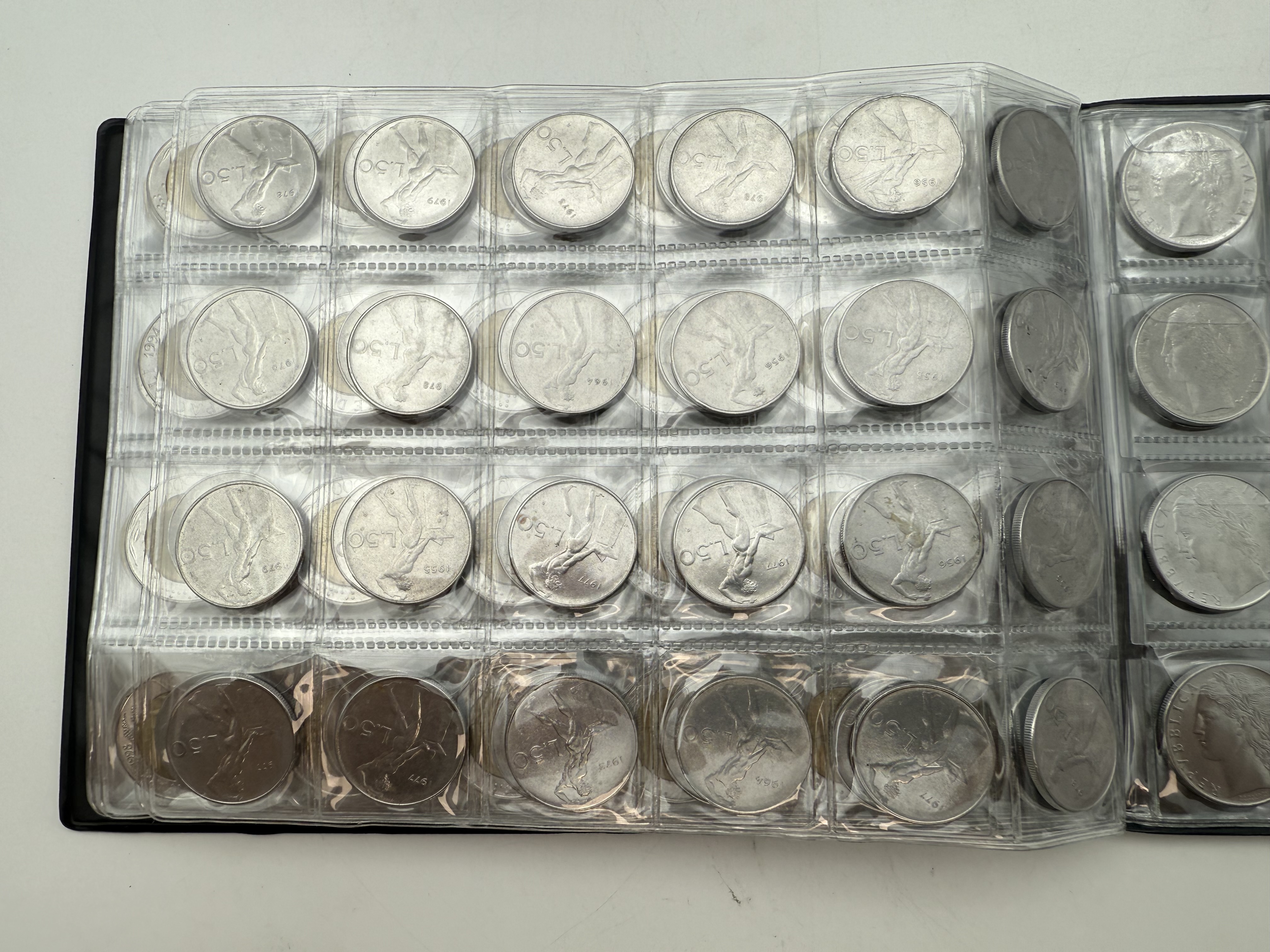 Italy - A collection of several hundred coins arranged in a special coin album, various conditions and years. - 1 7